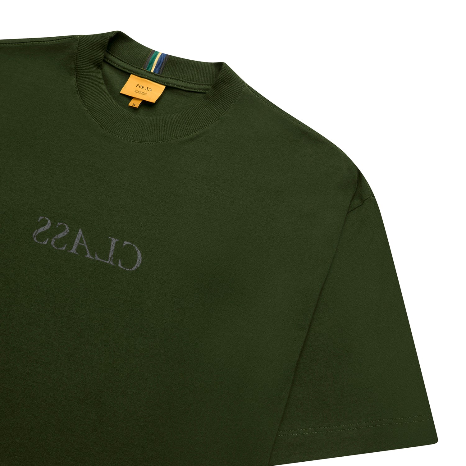 Camiseta verde escura de manga curta, com gola canelada e estampa em tons claros