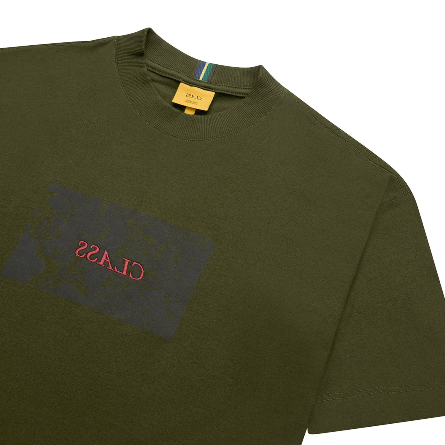 Camiseta verde com gola canelada e estampa frontal em detalhe