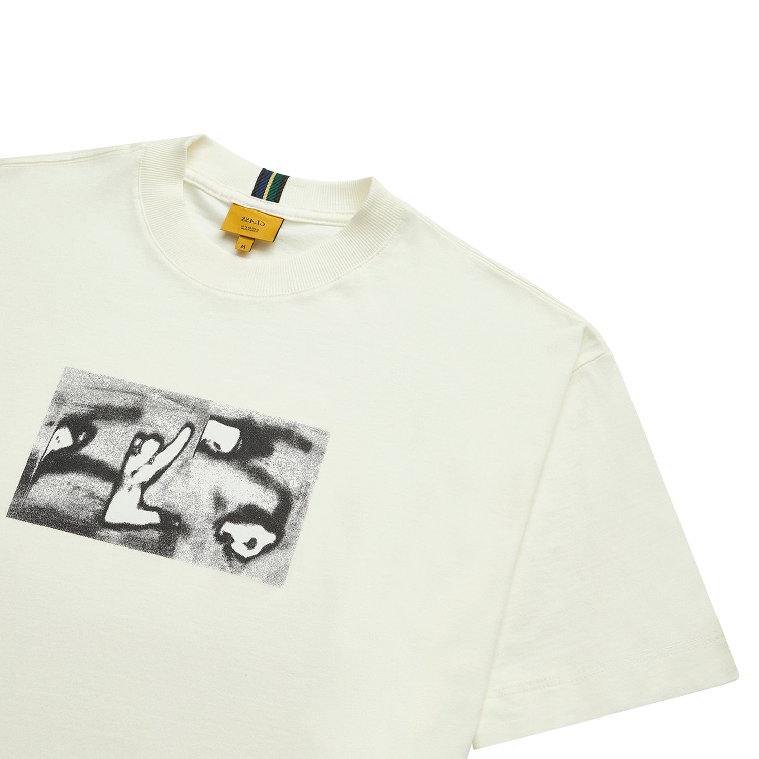 Camiseta off-white com estampa gráfica preta no peito e etiqueta na gola