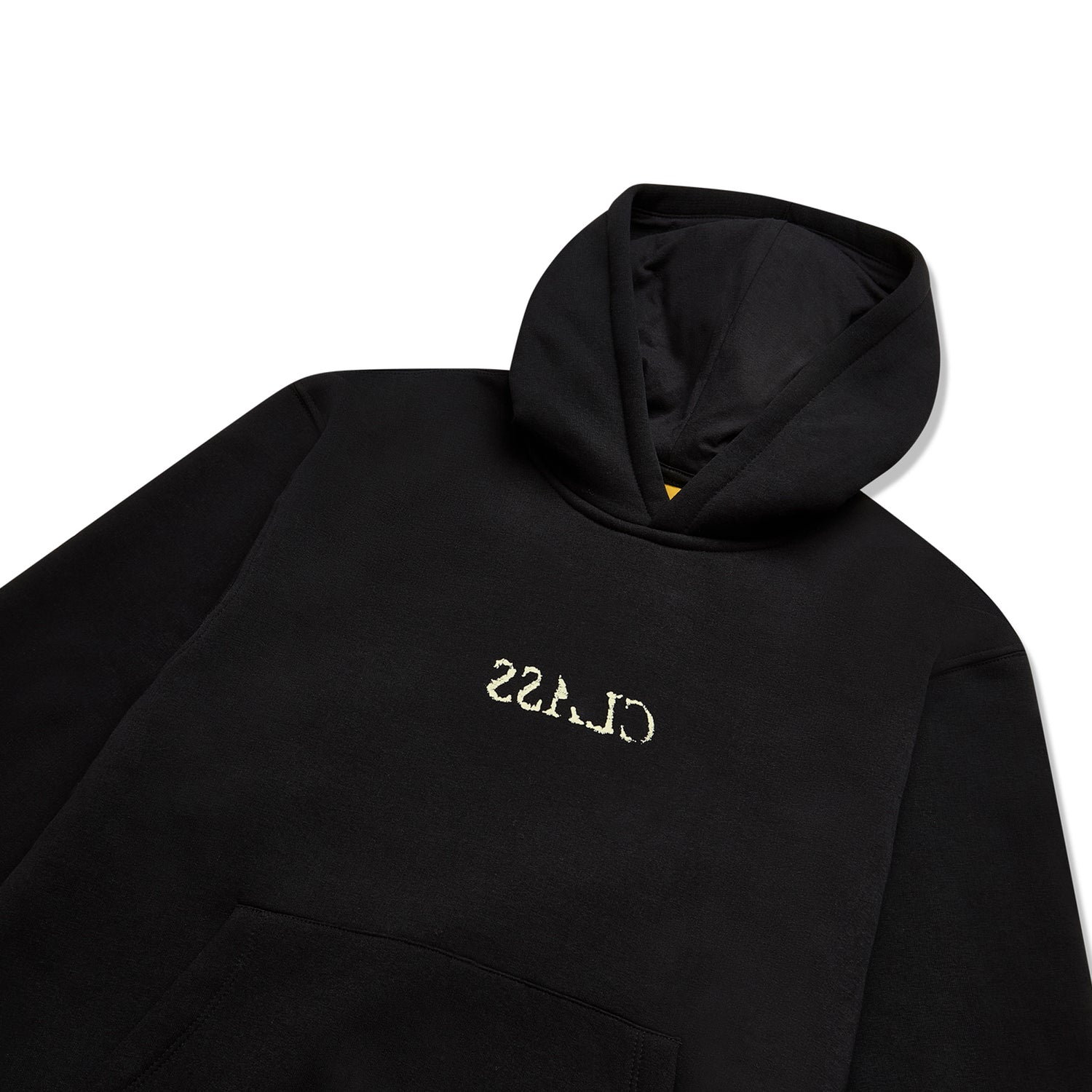 Moletom preto com capuz, logo dourado no peito e bolso frontal.