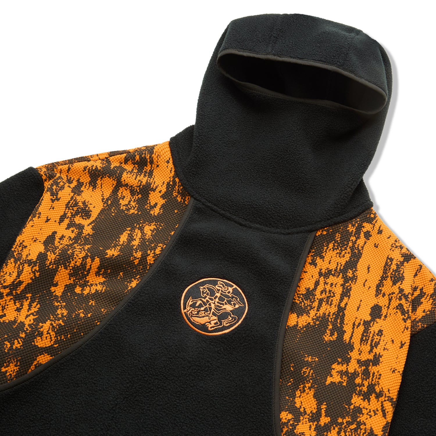 Fleece preta com capuz e emblema dourado na frente sobre painel laranja salpicado