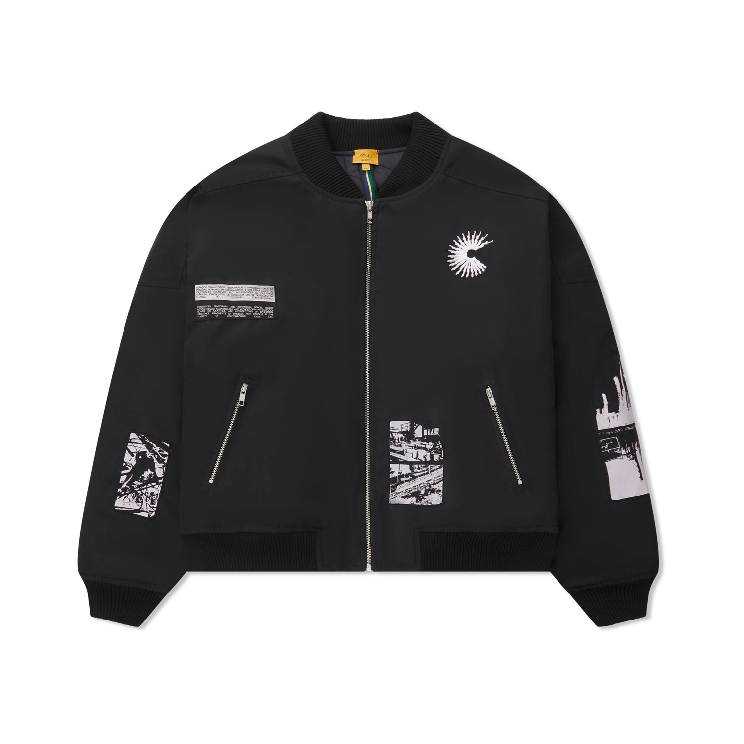 Jaqueta bomber preta com zíper central, bolsos com zip e patches laterais