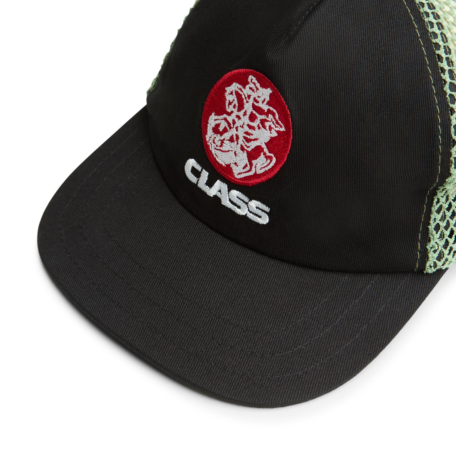 Boné trucker preto com malha verde e emblema vermelho CLASS na frente