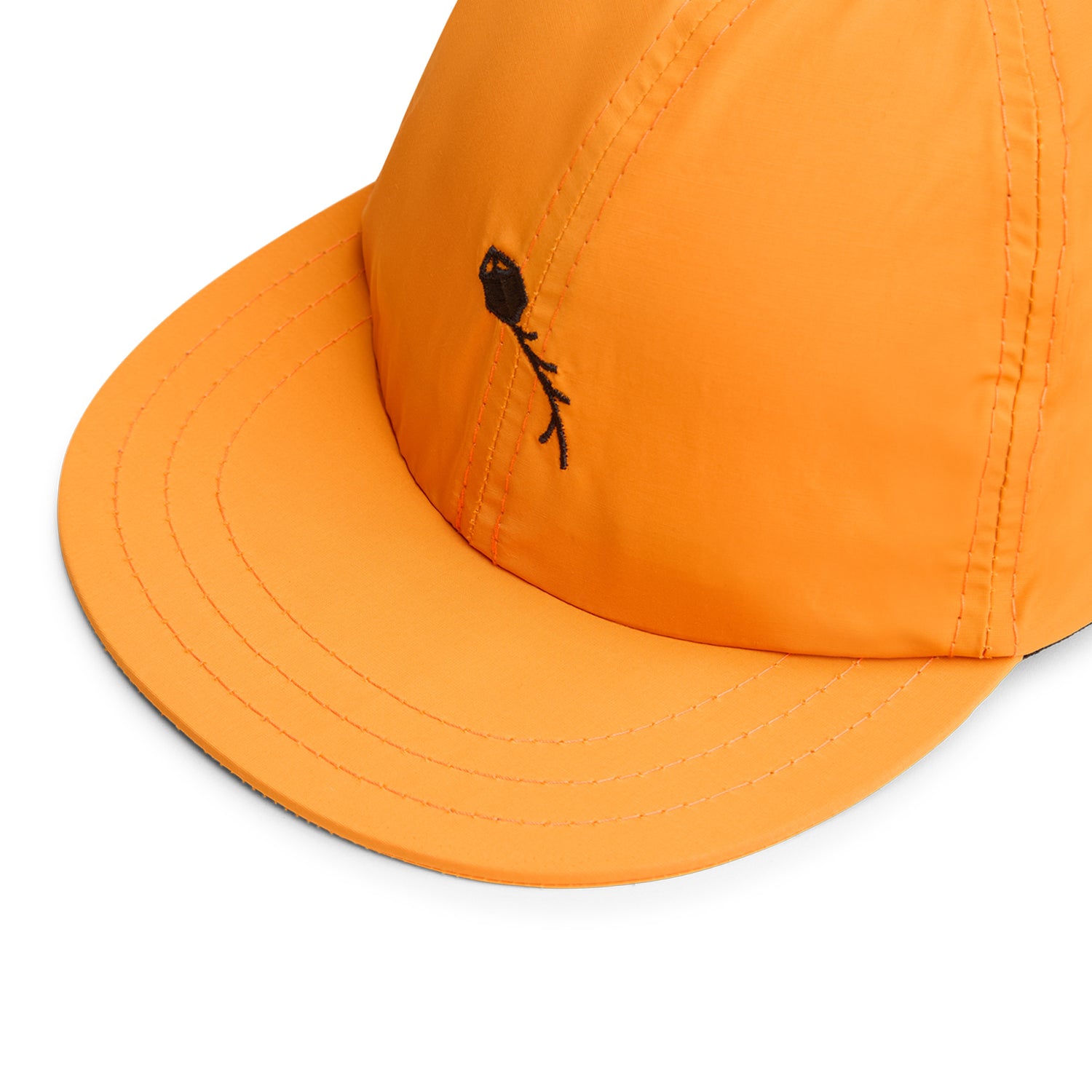 Boné laranja com aba curva e patch pequeno com cadarço na frente