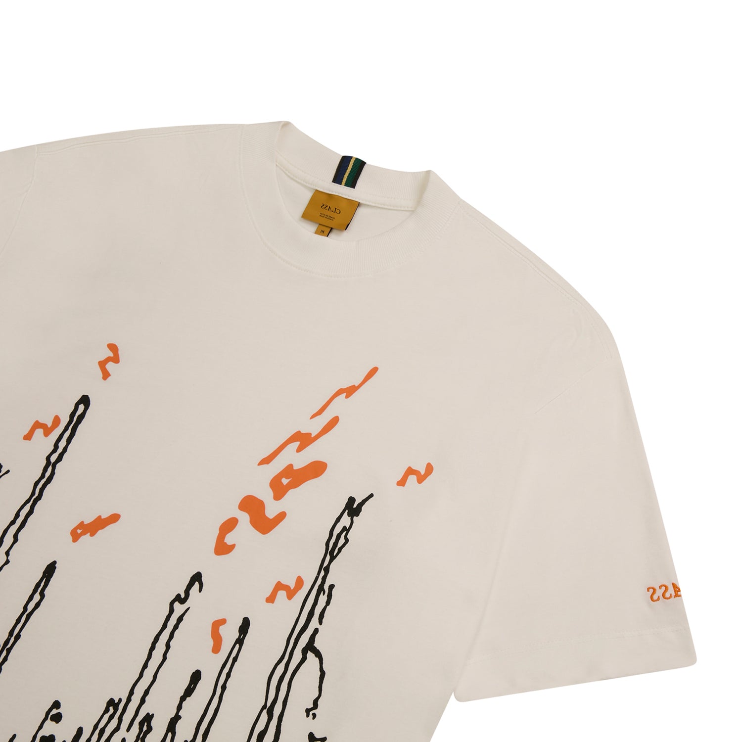 Camiseta off-white com estampa abstrata em preto e laranja; gola com etiqueta.