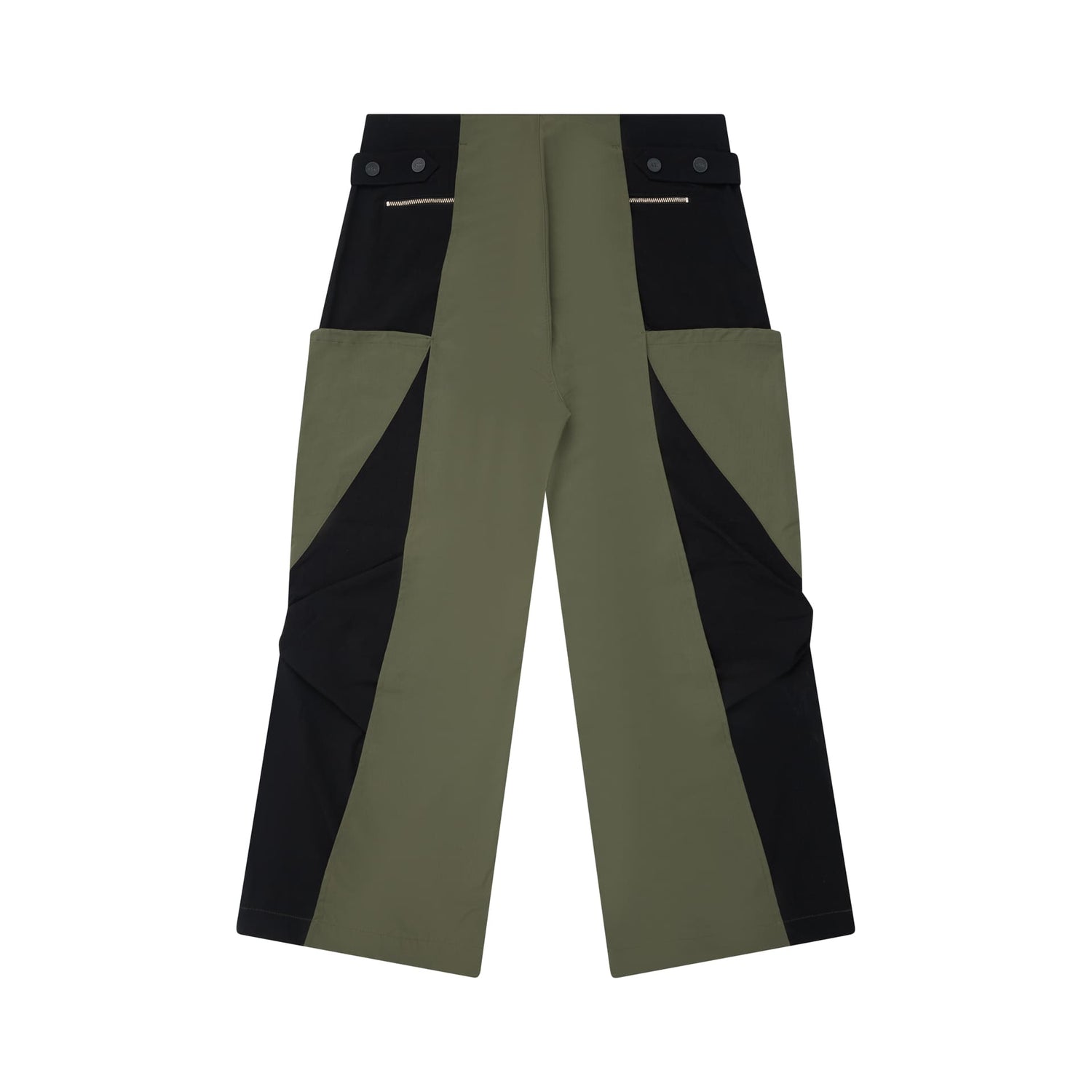 Calça cargo verde-oliva com painéis pretos, bolsos com botões e costura aparente