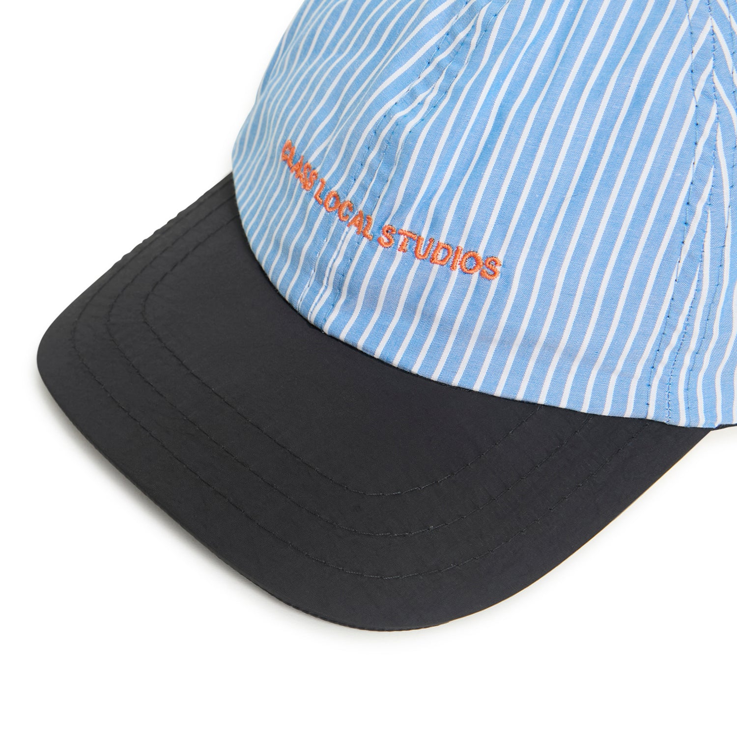 Boné esportivo com aba preta e coroa listrada azul e branca, logo bordado