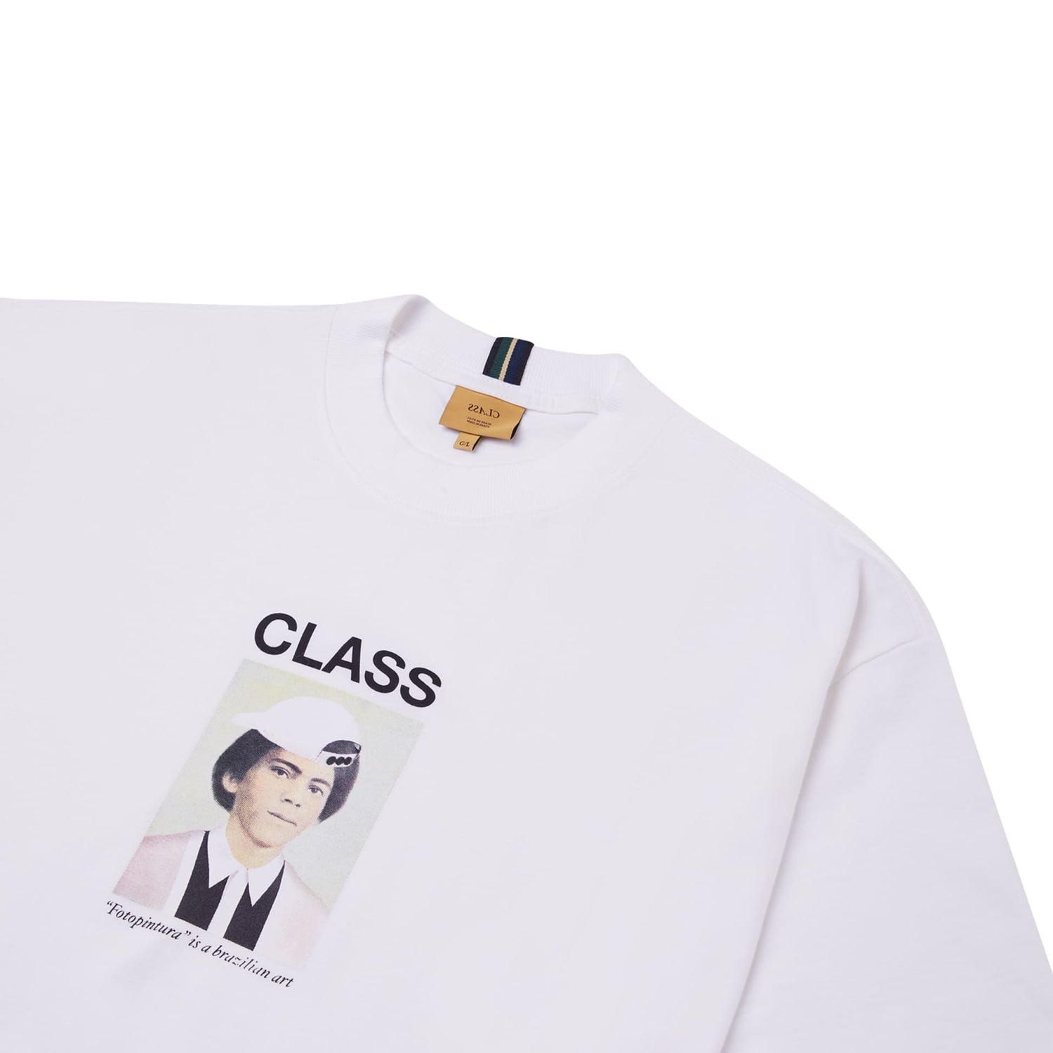 Camiseta off-white com estampa CLASS e retrato, detalhe do decote e gola canelada