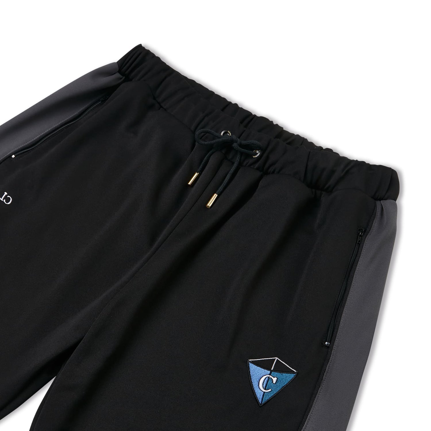 Calça track preta com cós elástico, cordão e bolso lateral com logo triangular.