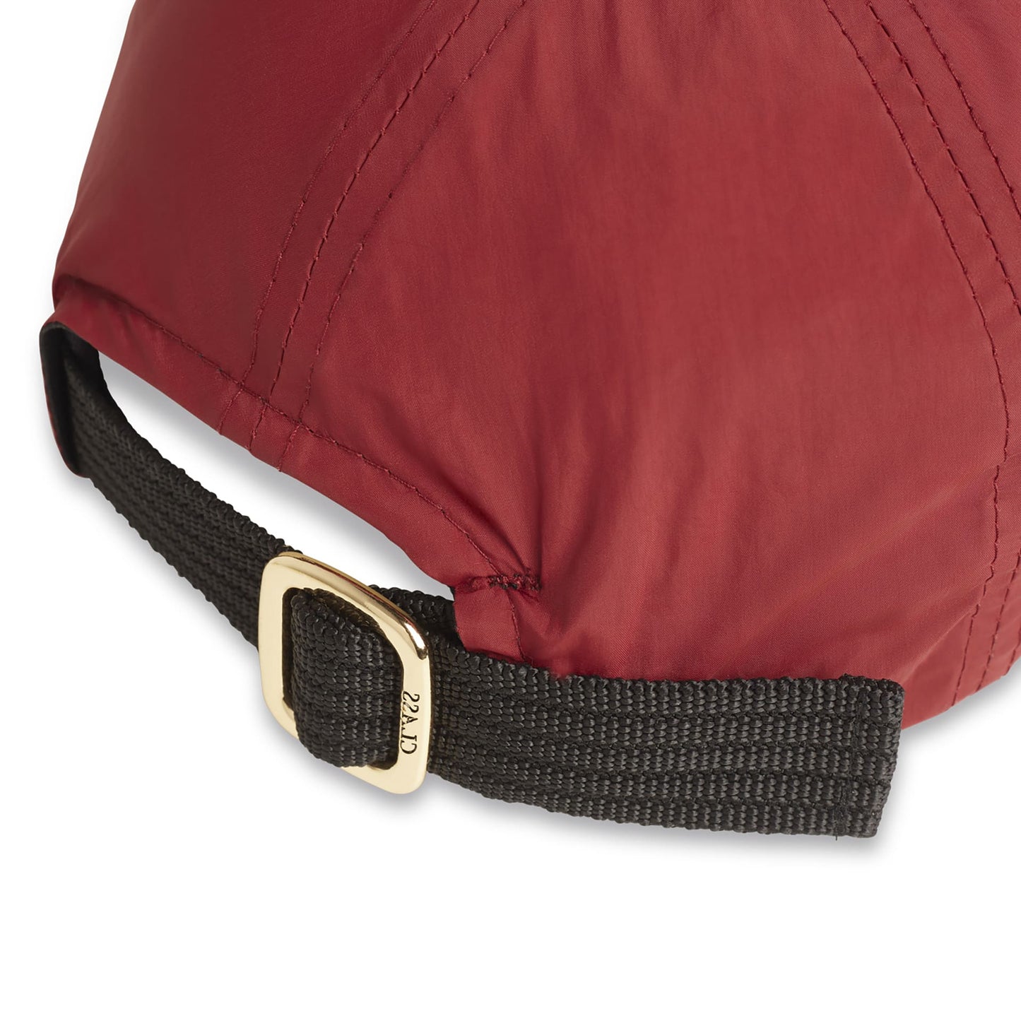 Boné esportivo vermelho com fecho ajustável e fivela dourada
