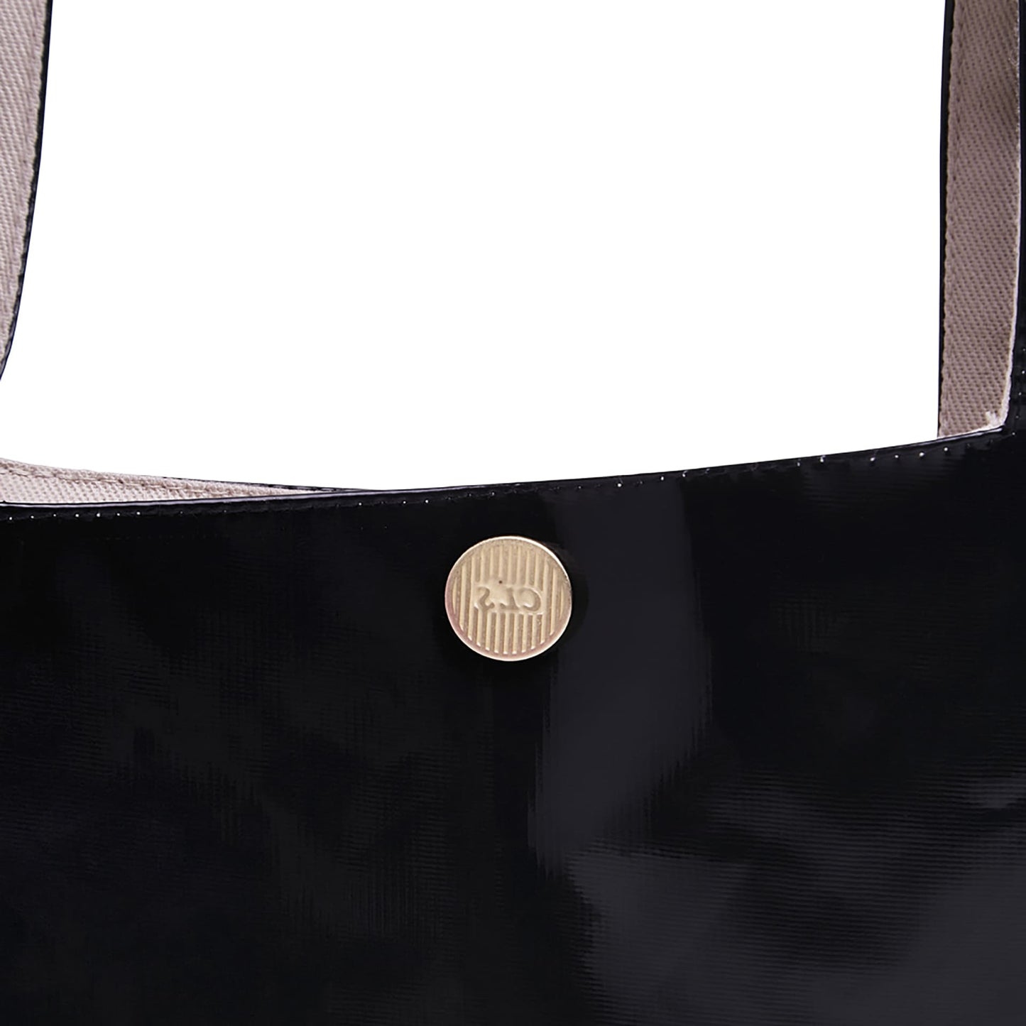 Bolsa tote preta com botão dourado e detalhe frontal
