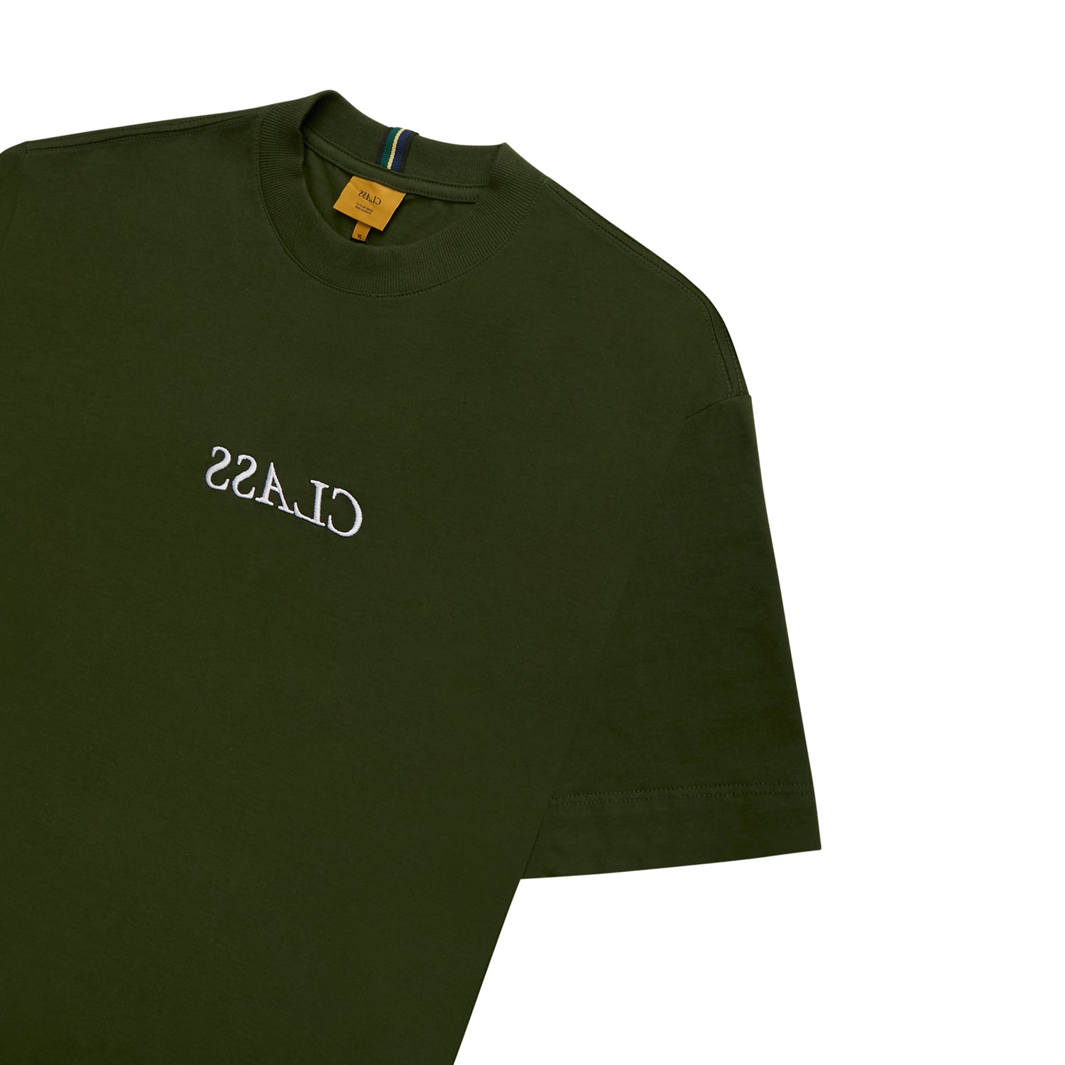 Camiseta verde escura com gola careca e estampa invertida no peito, vista lateral.