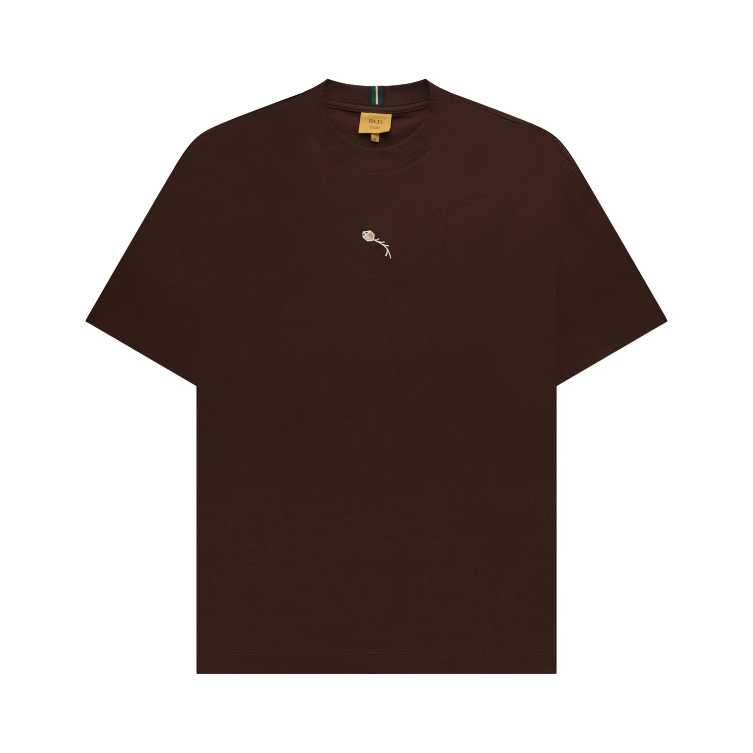 Camiseta marrom com pequeno logotipo branco no peito