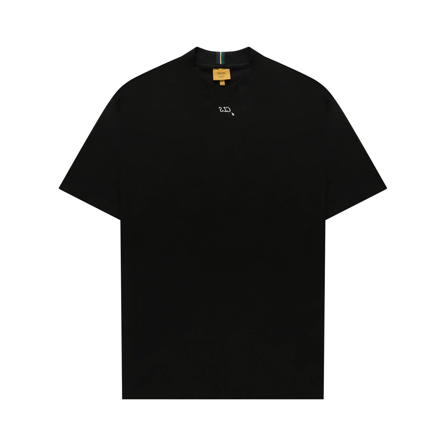 Camiseta preta lisa com pequena estampa escura e etiqueta interna na gola