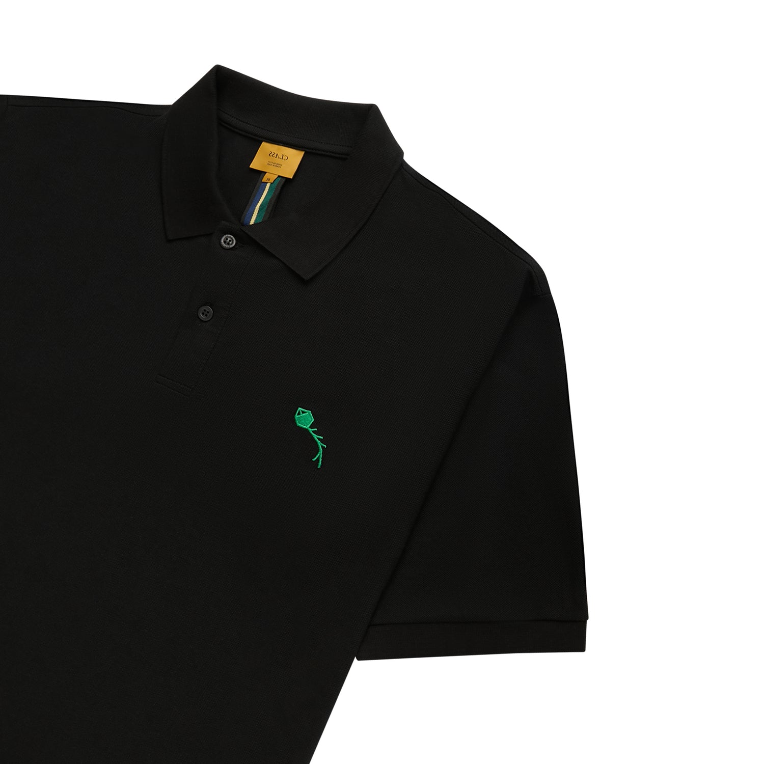Camisa polo preta com gola e botões, bordado verde em detalhe no peito.