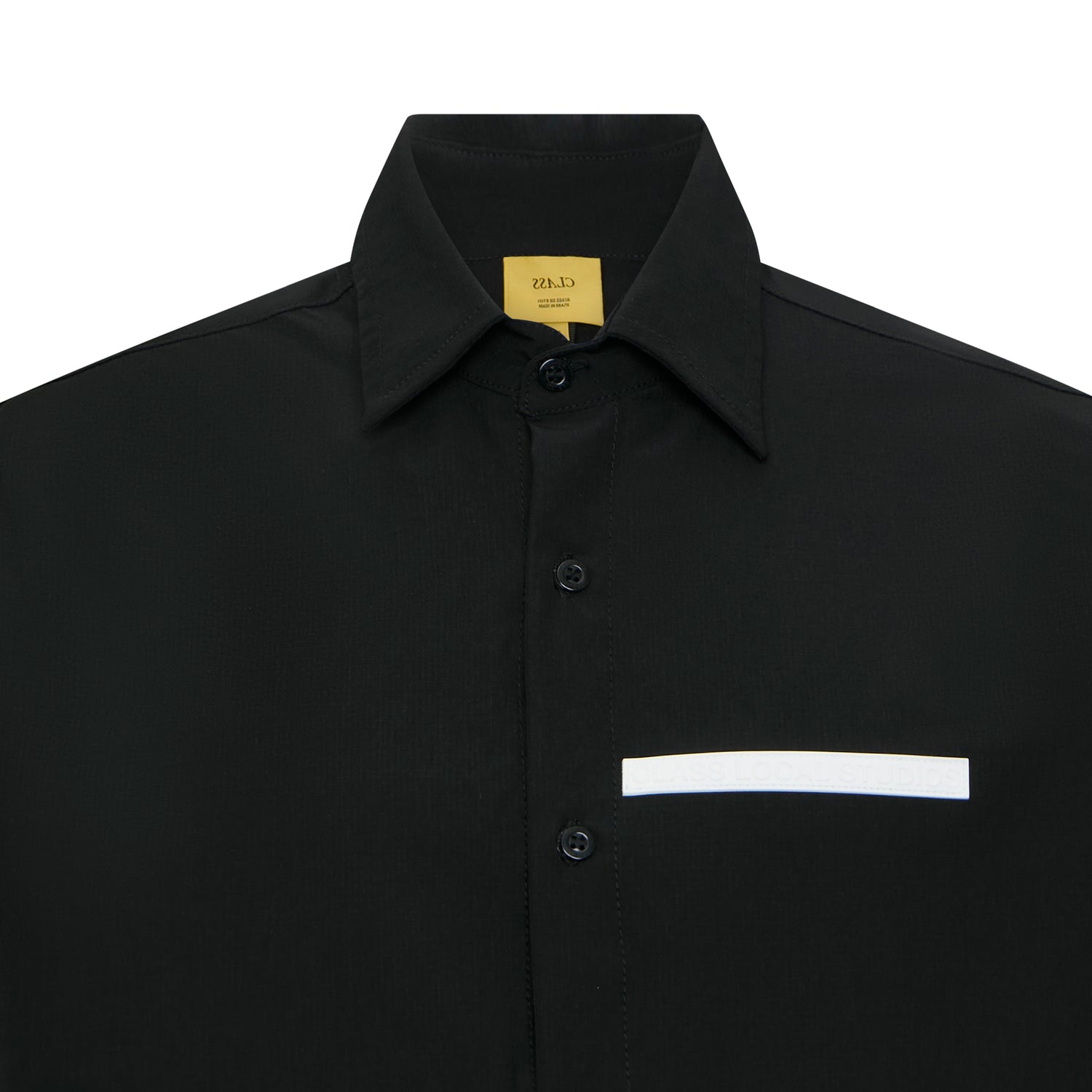 Camisa preta de manga curta com gola, botões frontais e detalhe listrado branco no peito