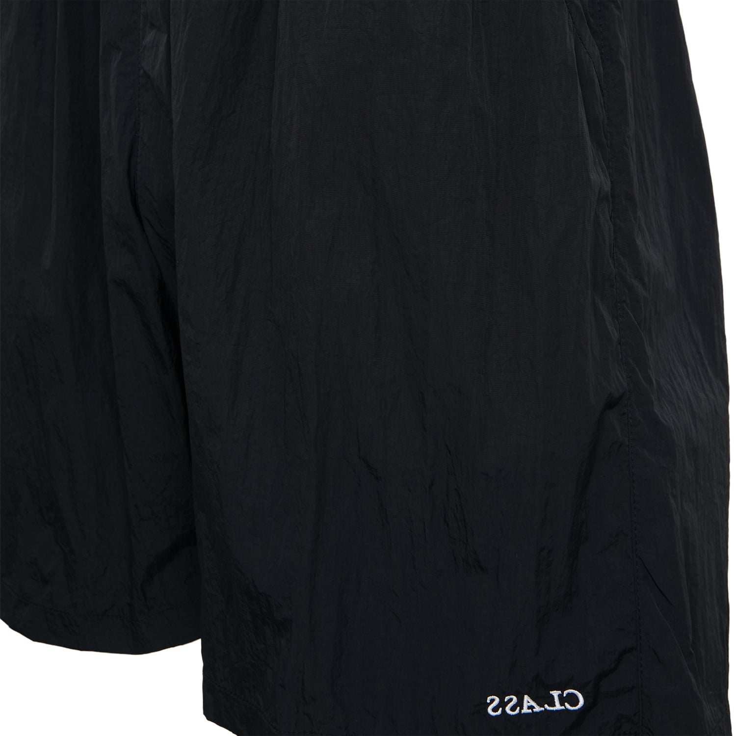 Shorts pretos com cós elástico, cordão e etiqueta na barra
