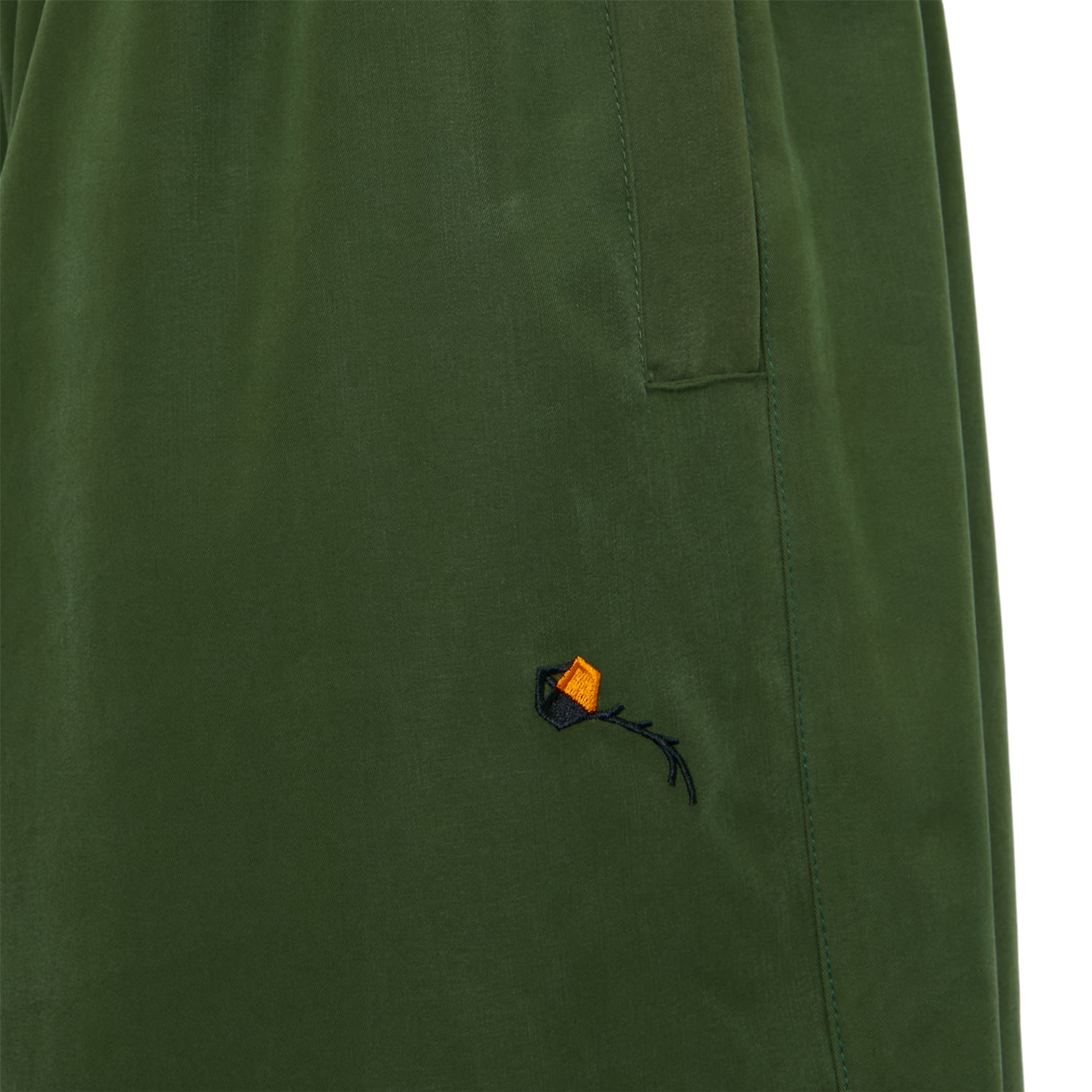Bermuda verde moss com bolso frontal e detalhe de logo bordado lateral
