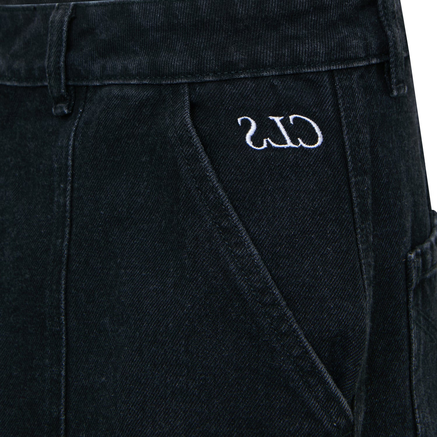 Bermuda jeans preta com etiqueta bordada na perna