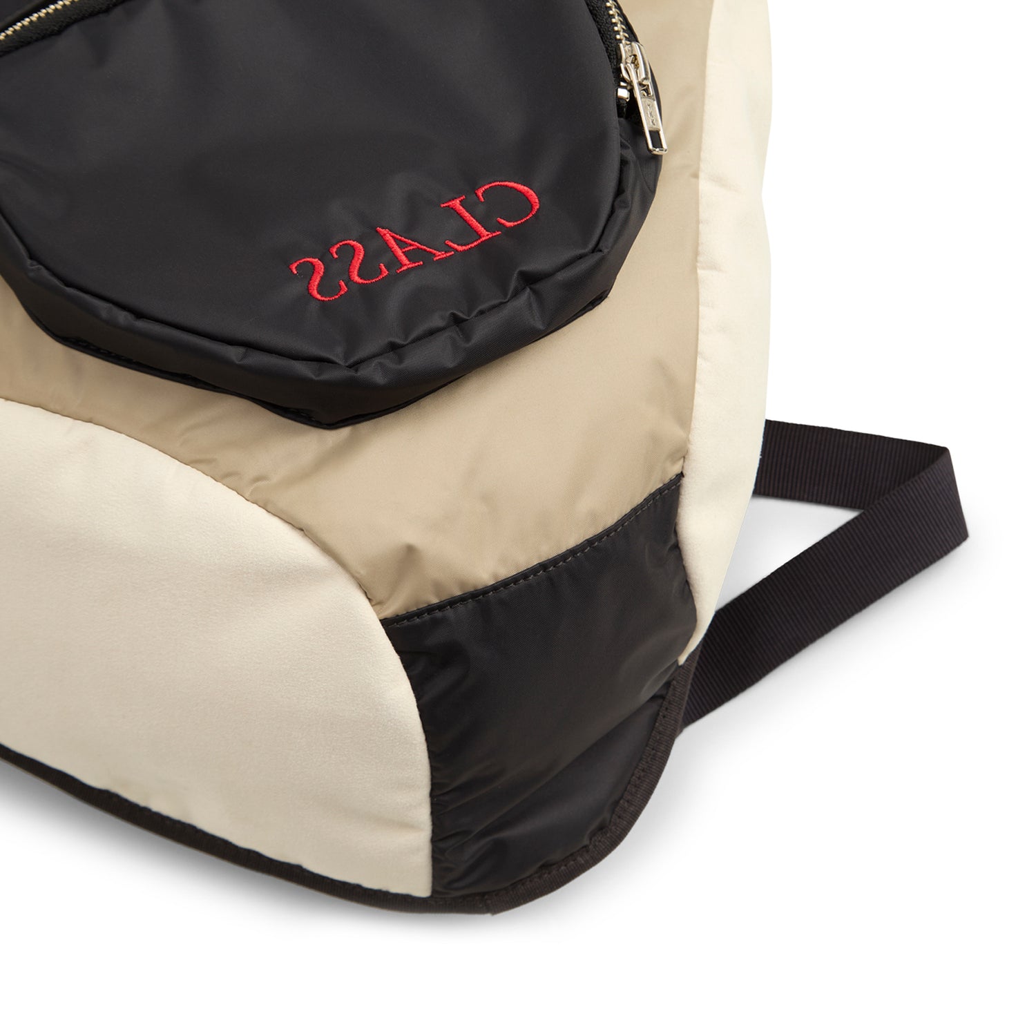 Bolsa sling off-white com bolso frontal preto e zíper, com detalhe em costura