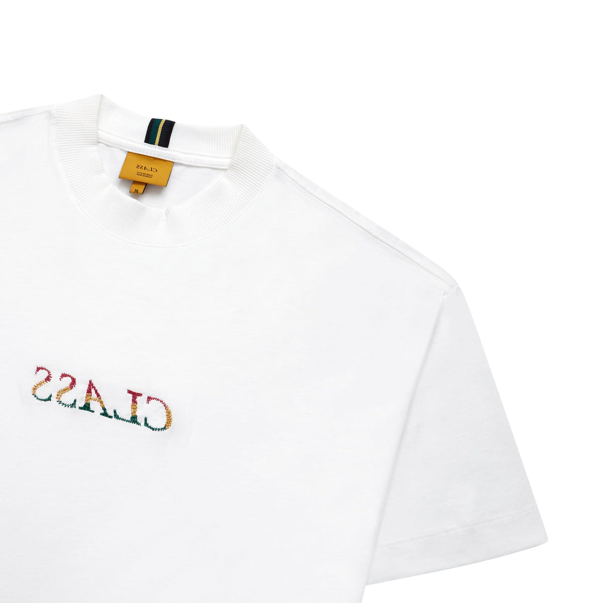 Camiseta off-white com gola canelada e estampa frontal em cores