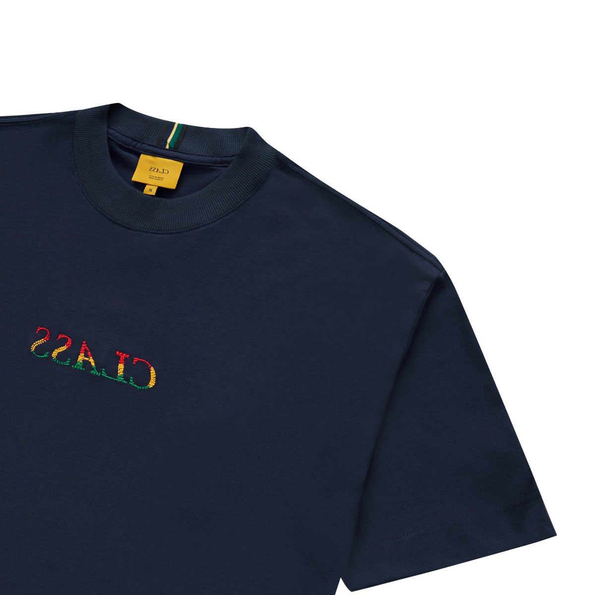 Camiseta azul-marinho com estampa colorida na altura do peito