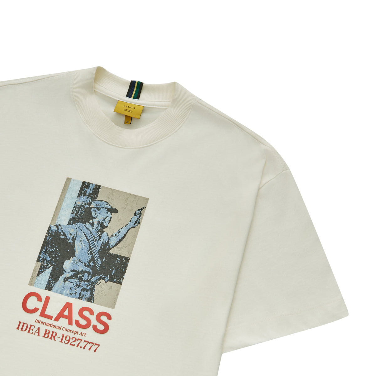 Camiseta off-white com estampa CLASS e figura azul na frente