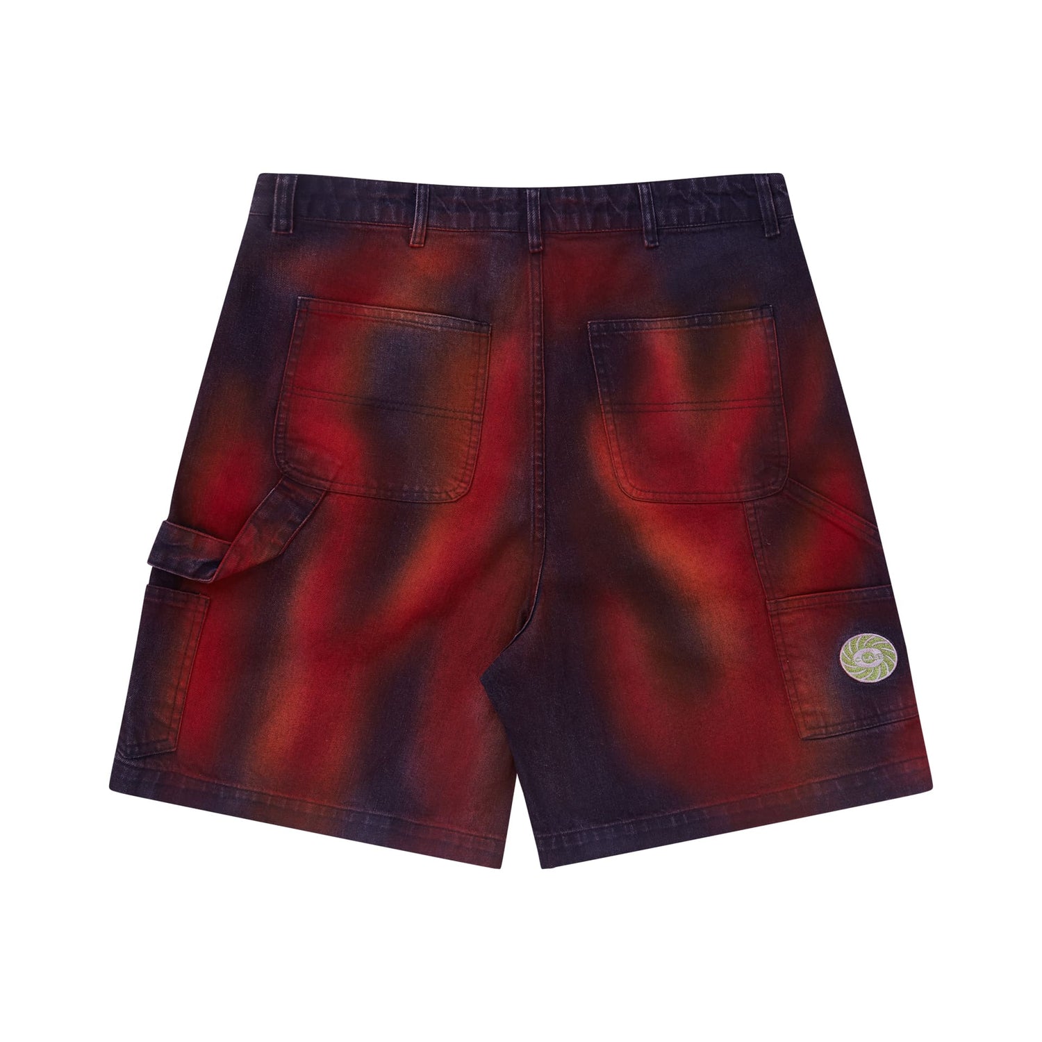 Shorts jeans carpenter escuro com bolsos cargo, estampa vermelha e etiqueta circular lateral