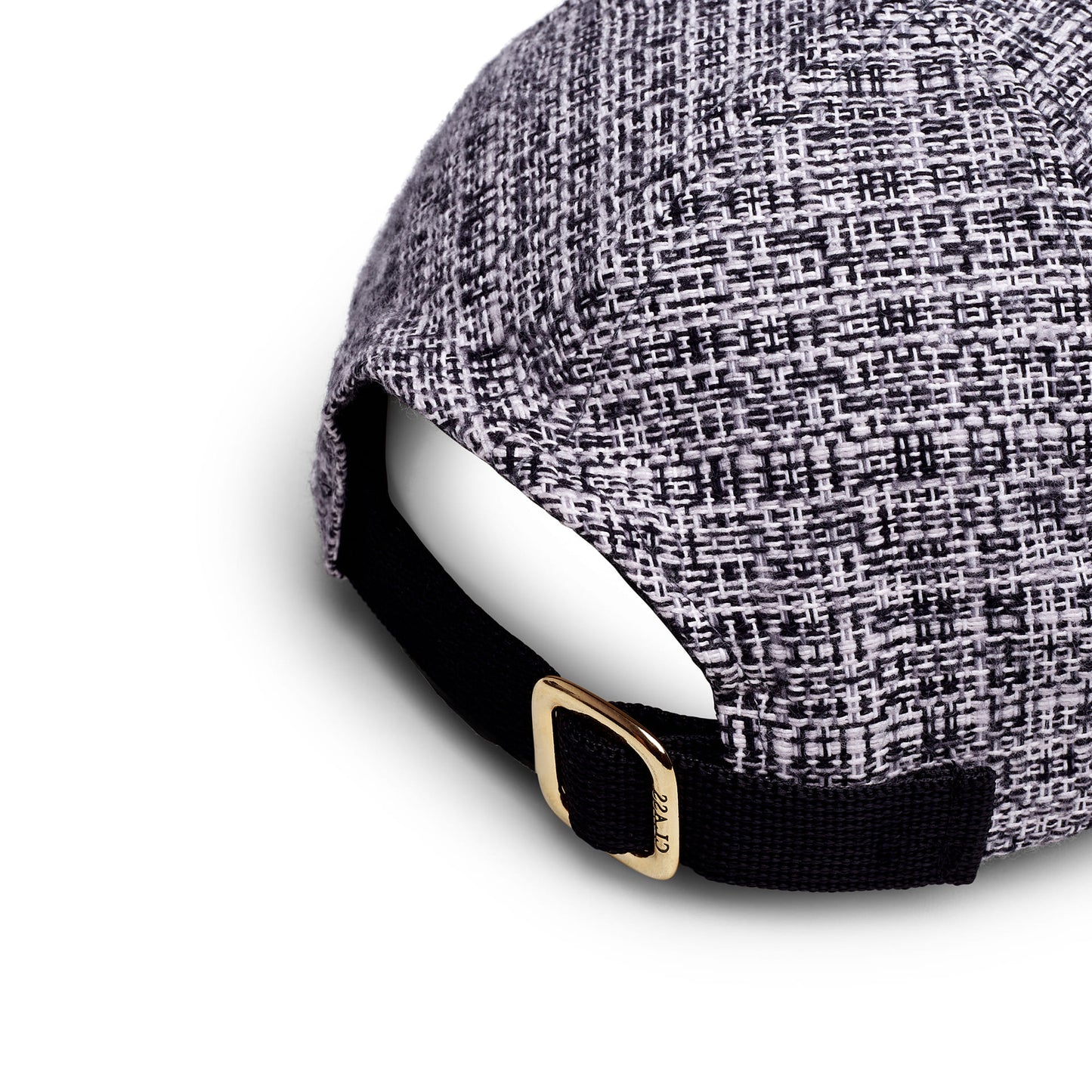 Boné flanela preto e branco com logo C, fecho preto e detalhe dourado na tira