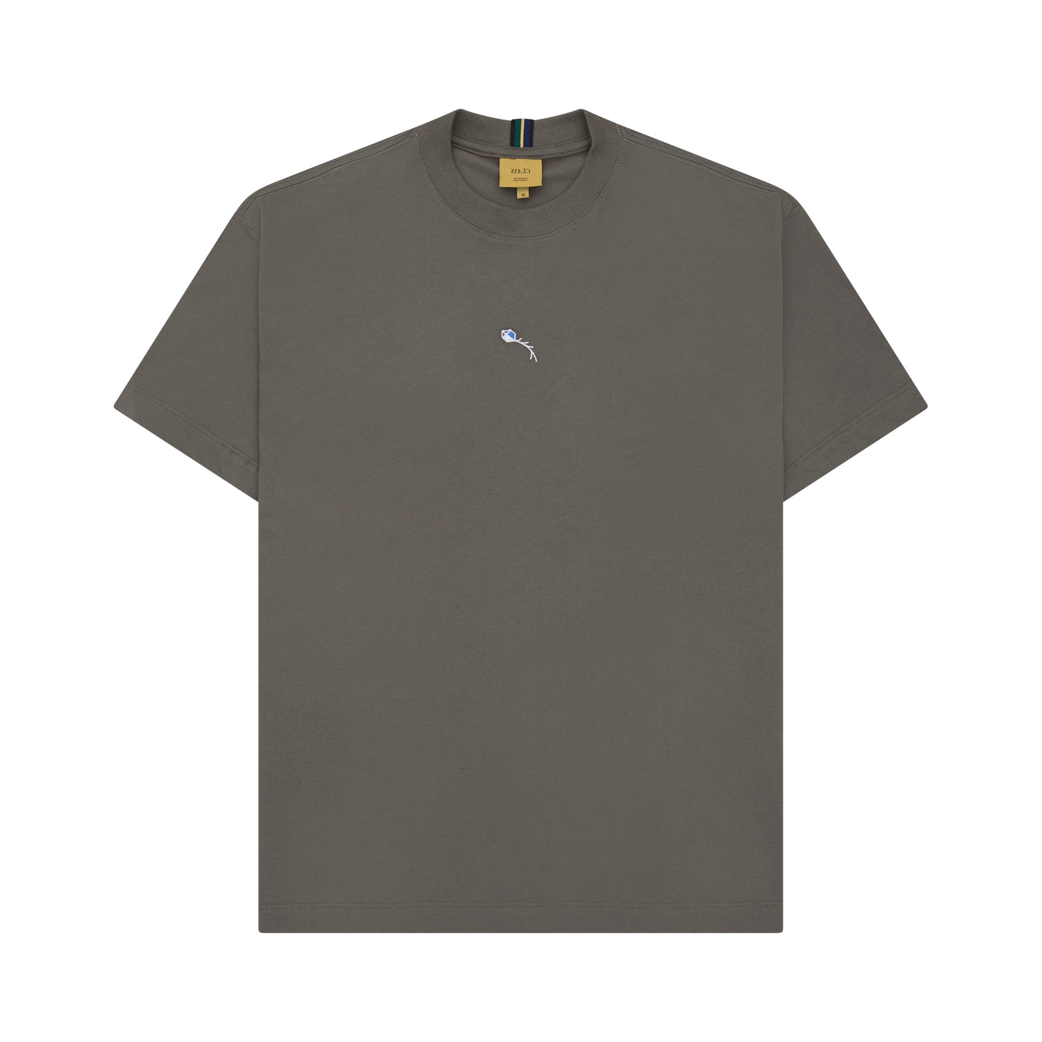 Camiseta marrom-escura lisa com pequeno logotipo azul no centro do peito