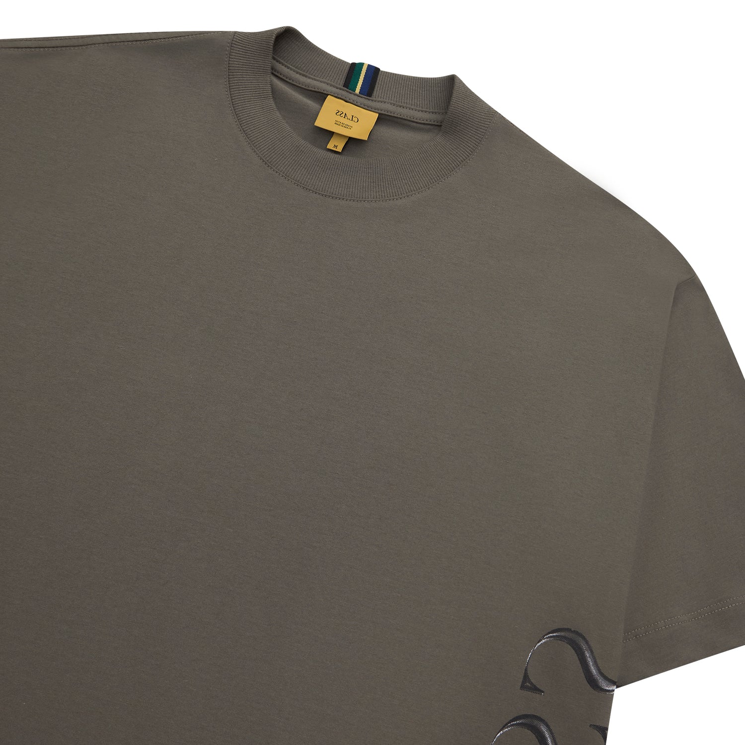 Camiseta cinza escura lisa com gola careca e etiqueta na nuca
