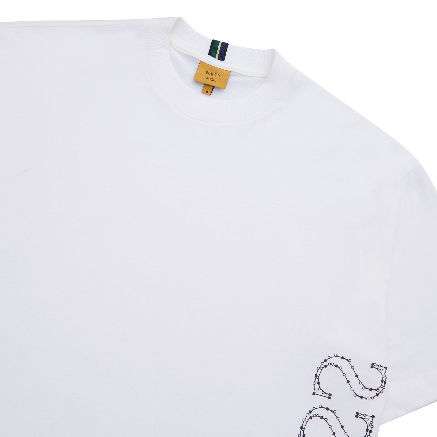 Camiseta off-white com gola redonda e etiqueta na gola; detalhe da estampa