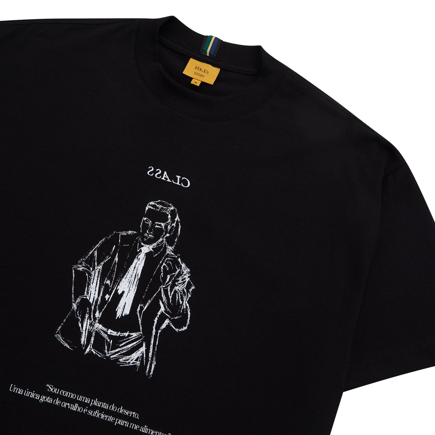 Camiseta preta com estampa frontal em traço preto e branco, vista de perto