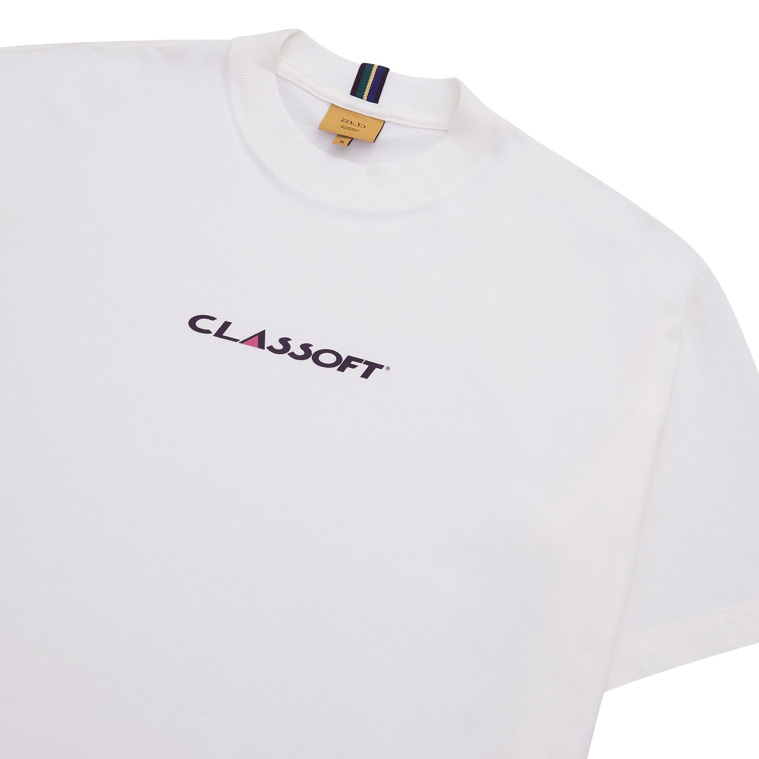 Camiseta off-white com logo Classoft no peito e gola com acabamento colorido na nuca