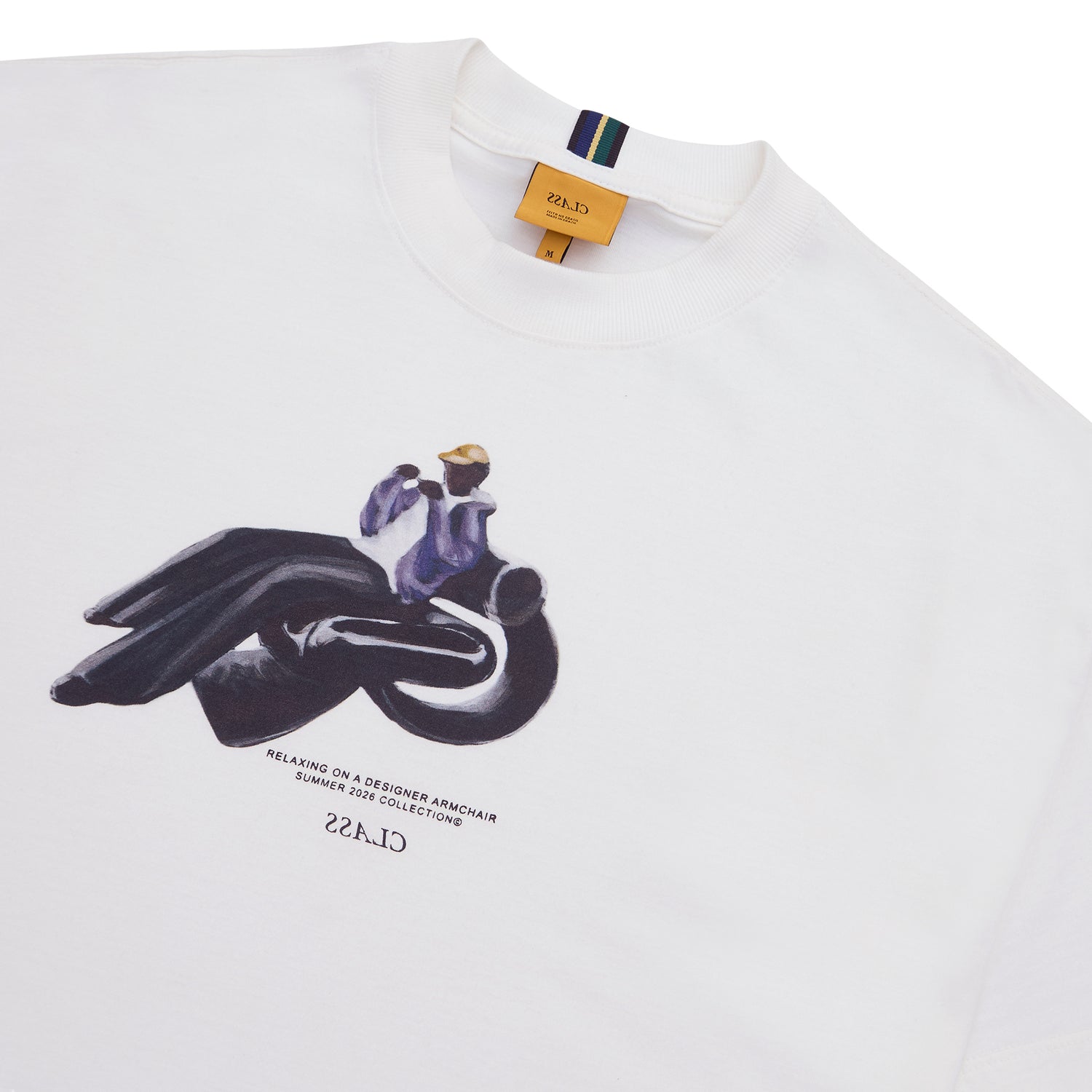 Camiseta off-white com estampa frontal detalhada em preto e roxo, gola careca