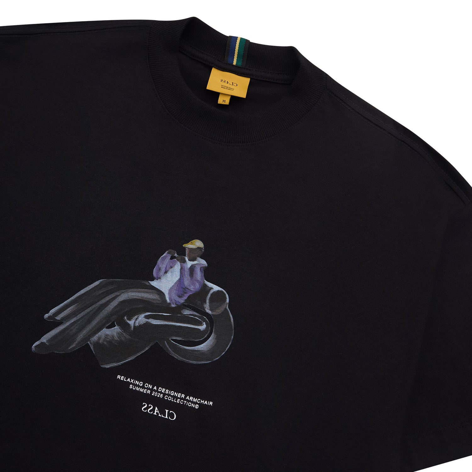 Camiseta preta com estampa do designer armchair no peito