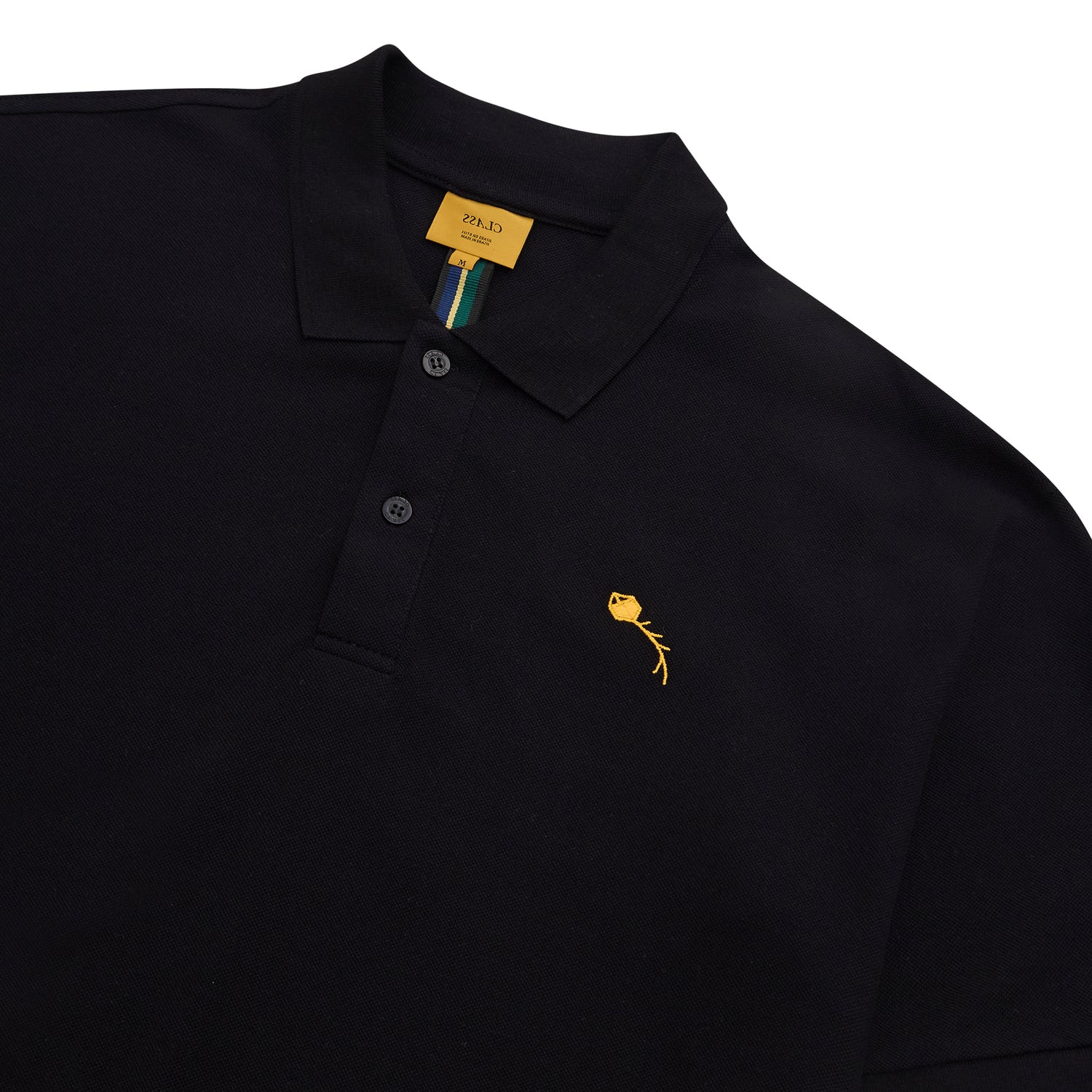 Camiseta polo preta com gola e botões; bordado dourado de cavalo no peito
