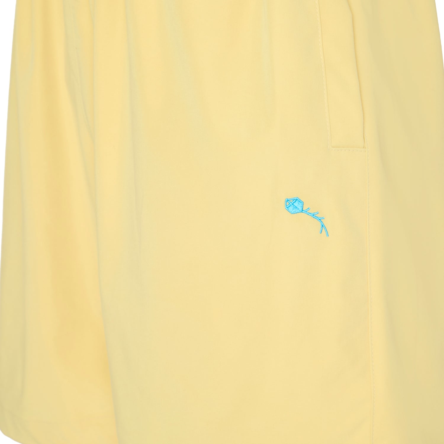 Shorts amarelo com bolso frontal e patch azul no lado