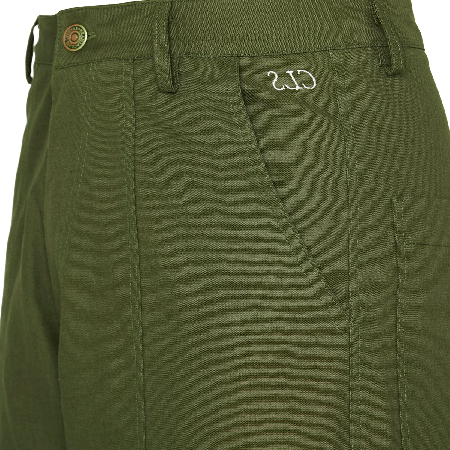 Shorts verdes baggy: detalhe do botão, passantes e costuras no bolso frontal.