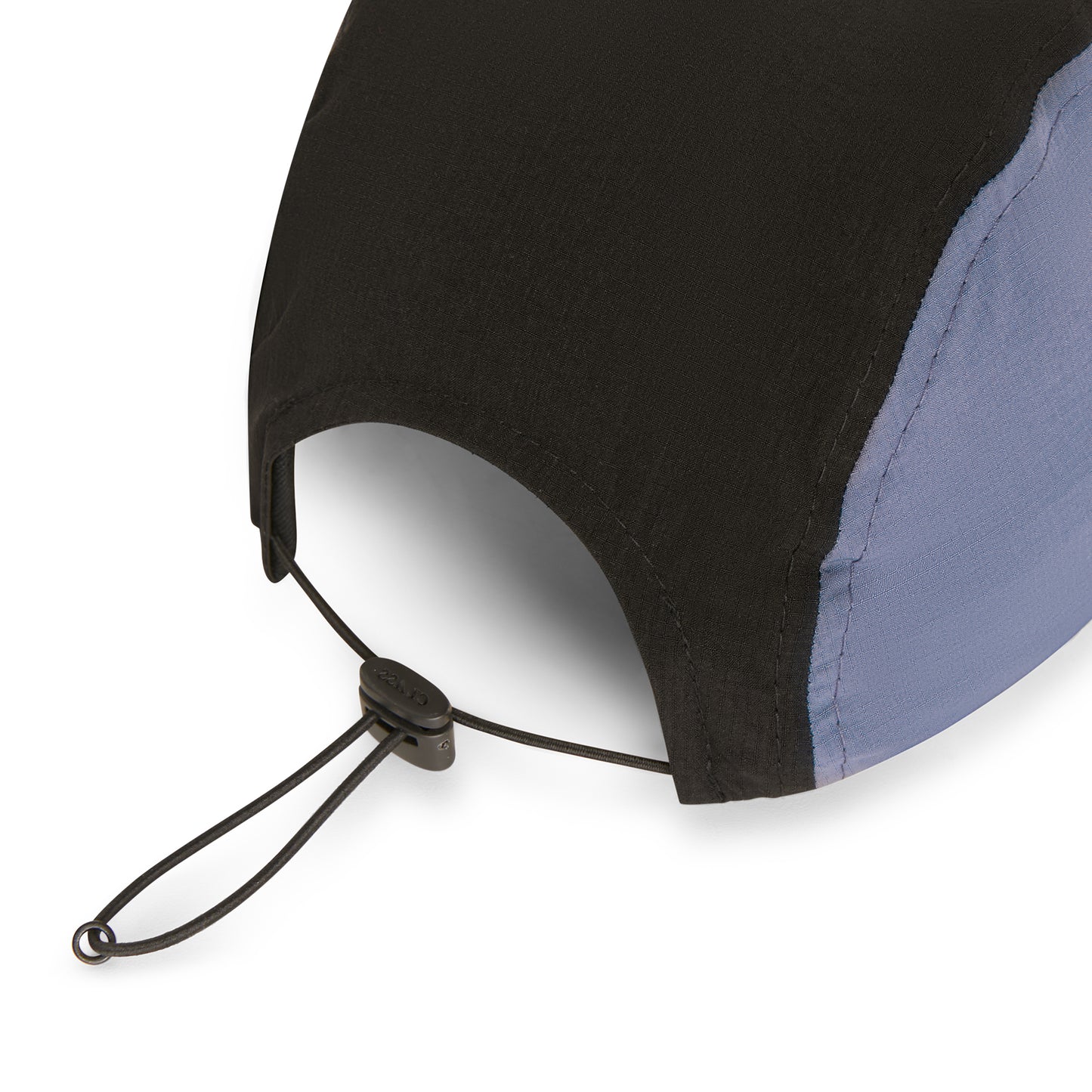 Boné esportivo preto com cordão ajustável na parte traseira e laterais cinza-azul