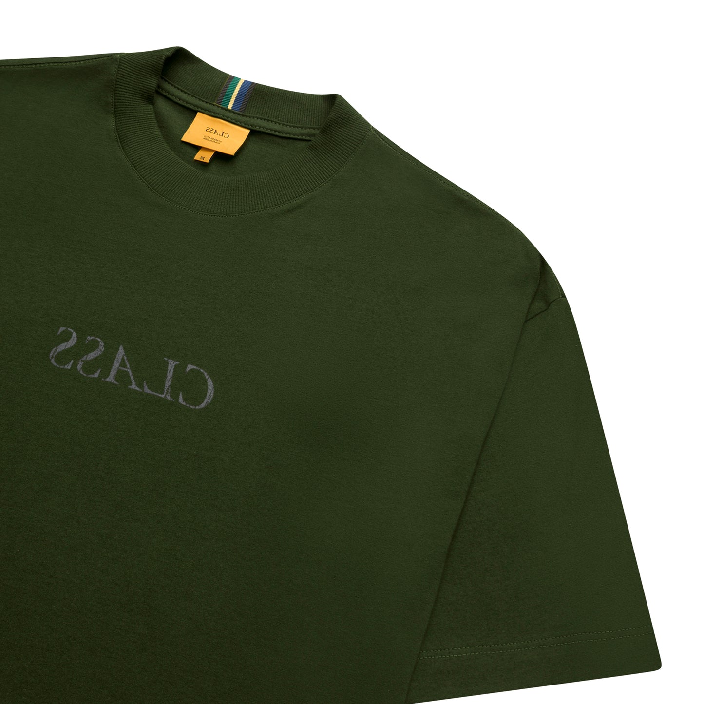 Camiseta verde escura de manga curta, com gola canelada e estampa em tons claros