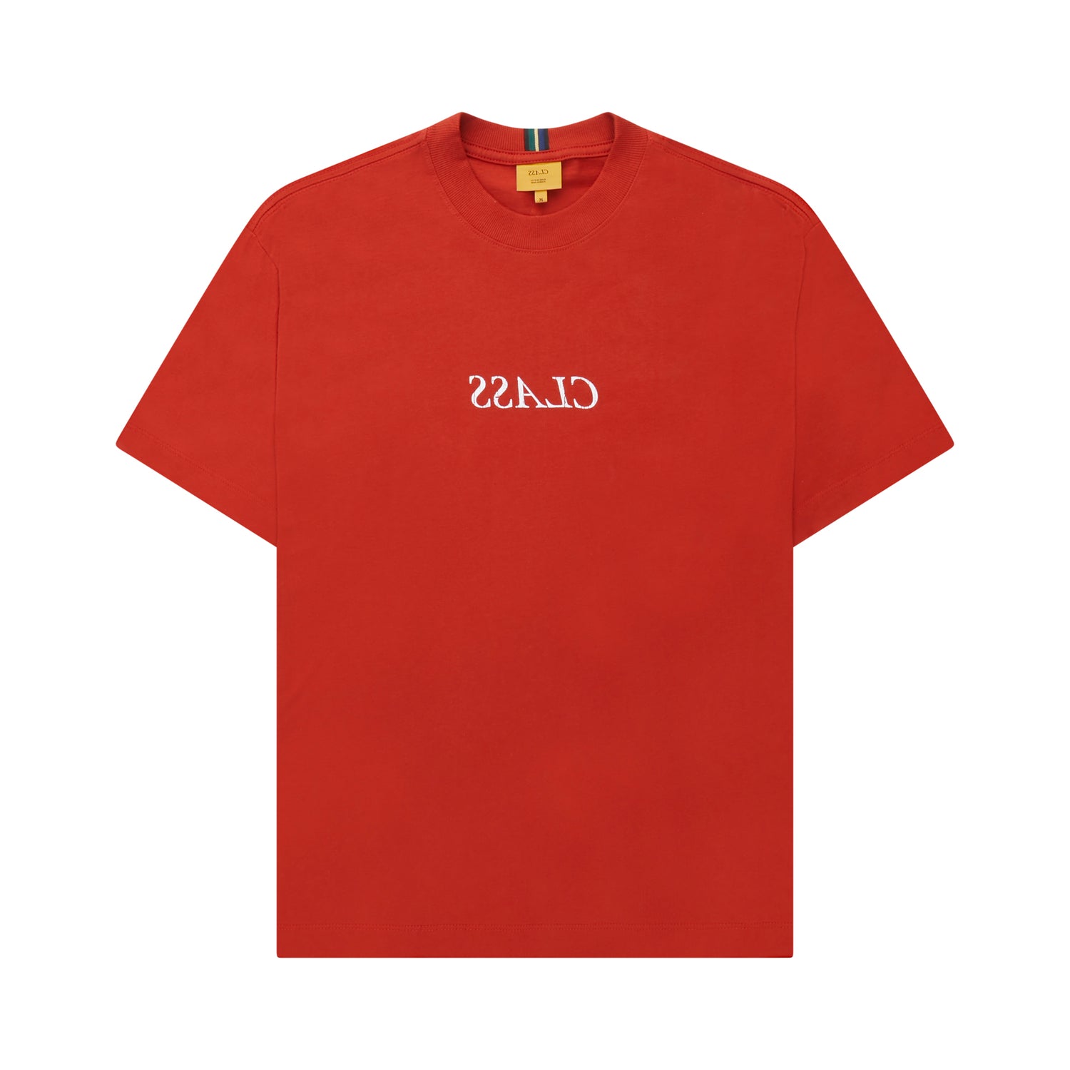 Camiseta vermelha de manga curta com estampa frontal em tom claro e etiqueta na gola
