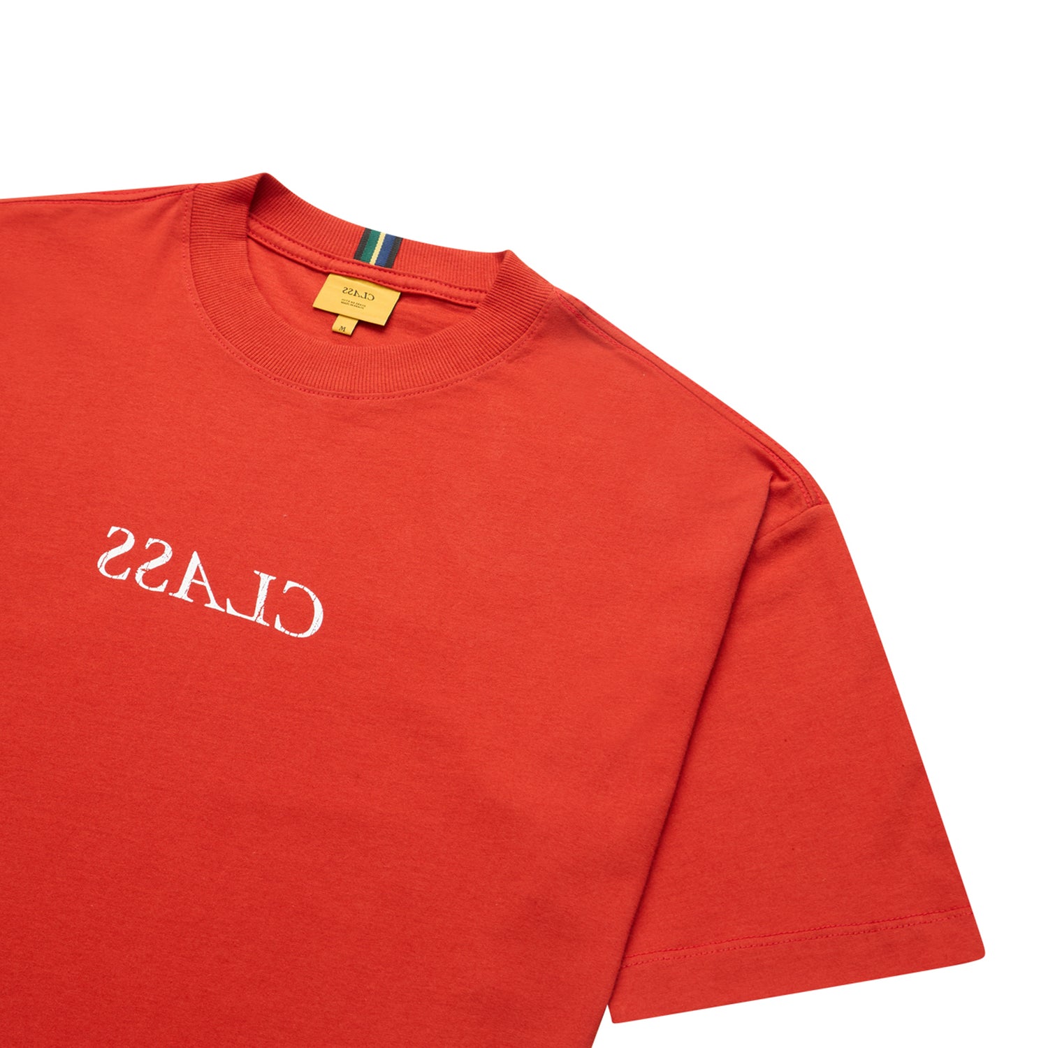 Camiseta vermelha com gola redonda, etiqueta interna e estampa frontal em tom claro