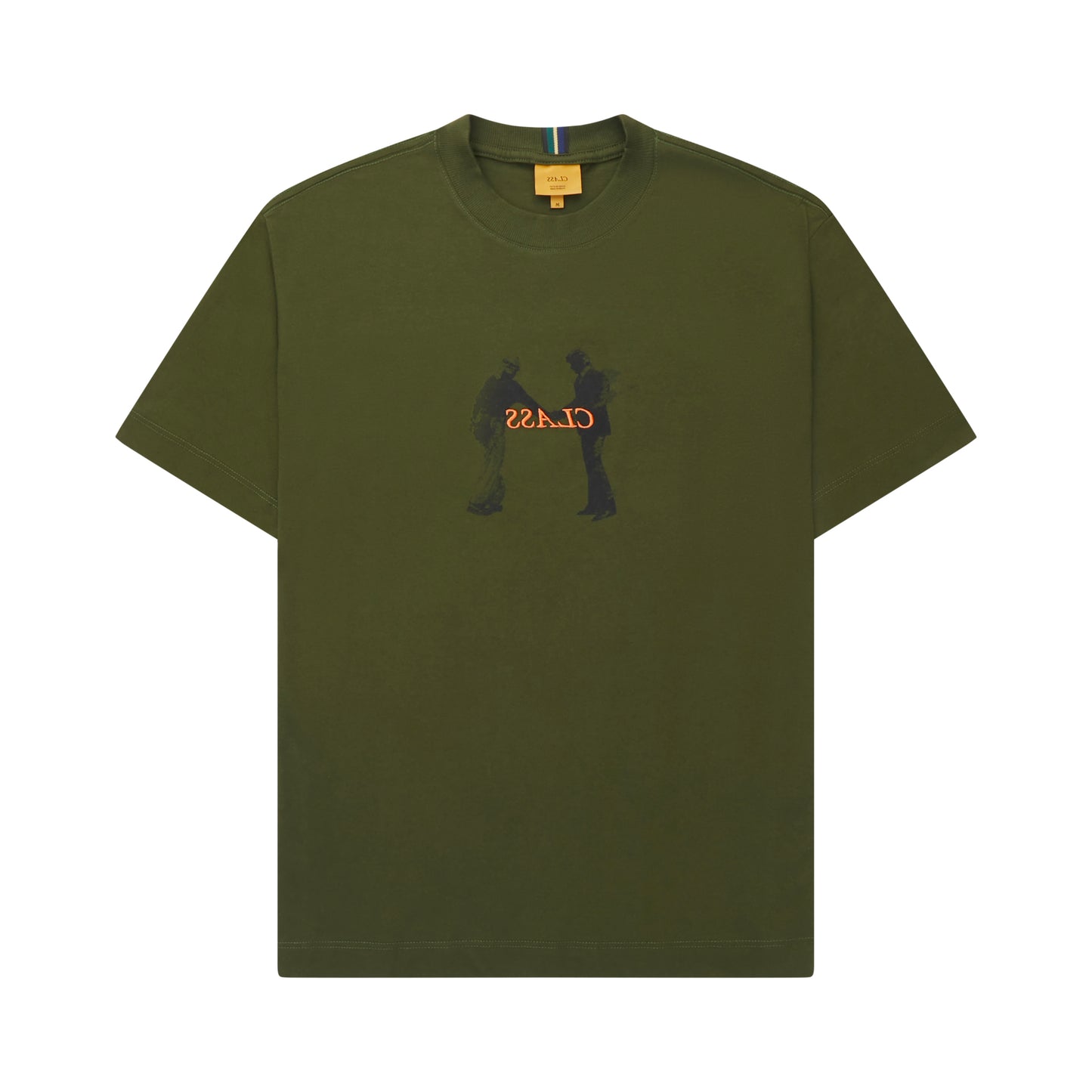 Camiseta verde com gola careca e estampa frontal de dois personagens em preto