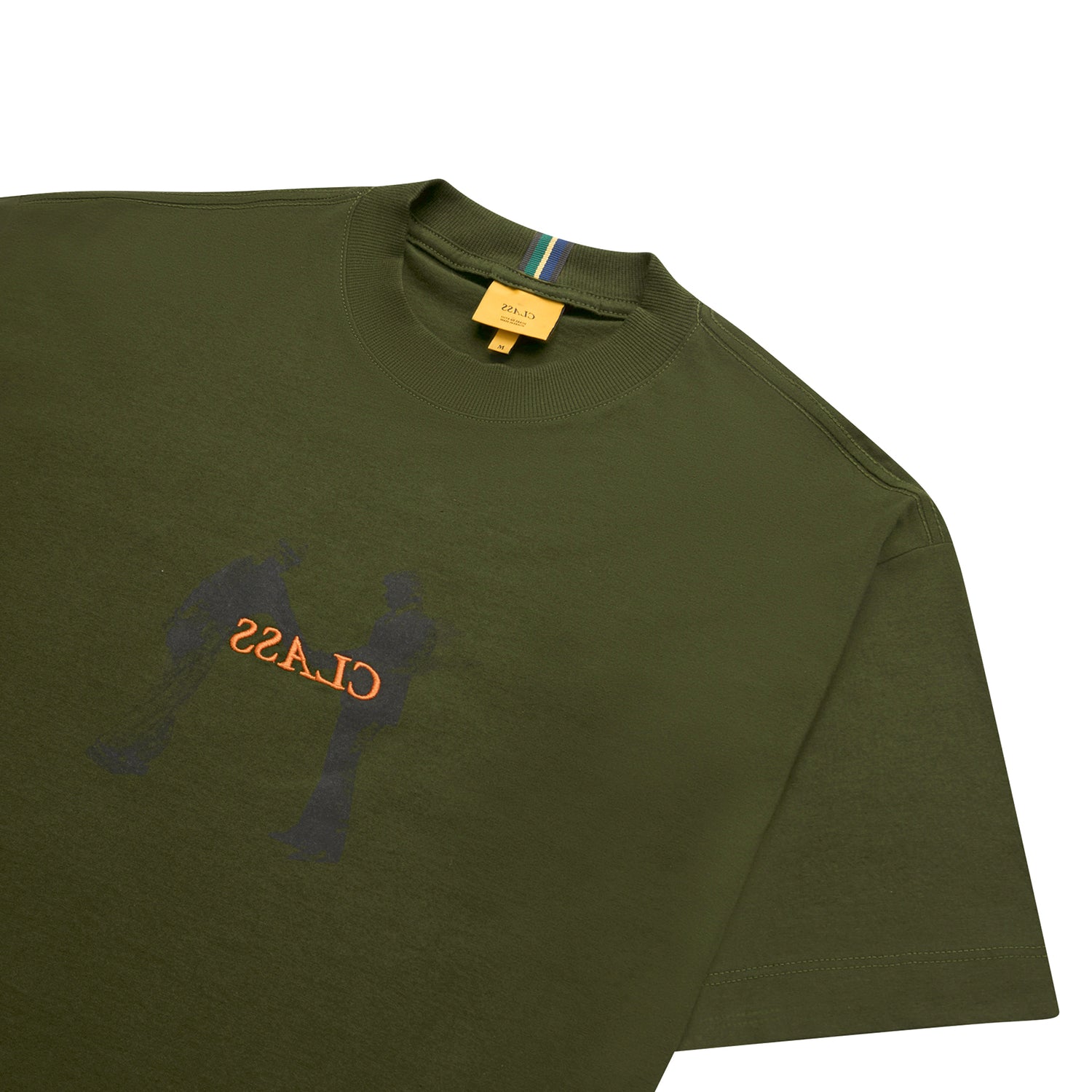 Camiseta verde com gola careca e estampa frontal parcial em tons escuros
