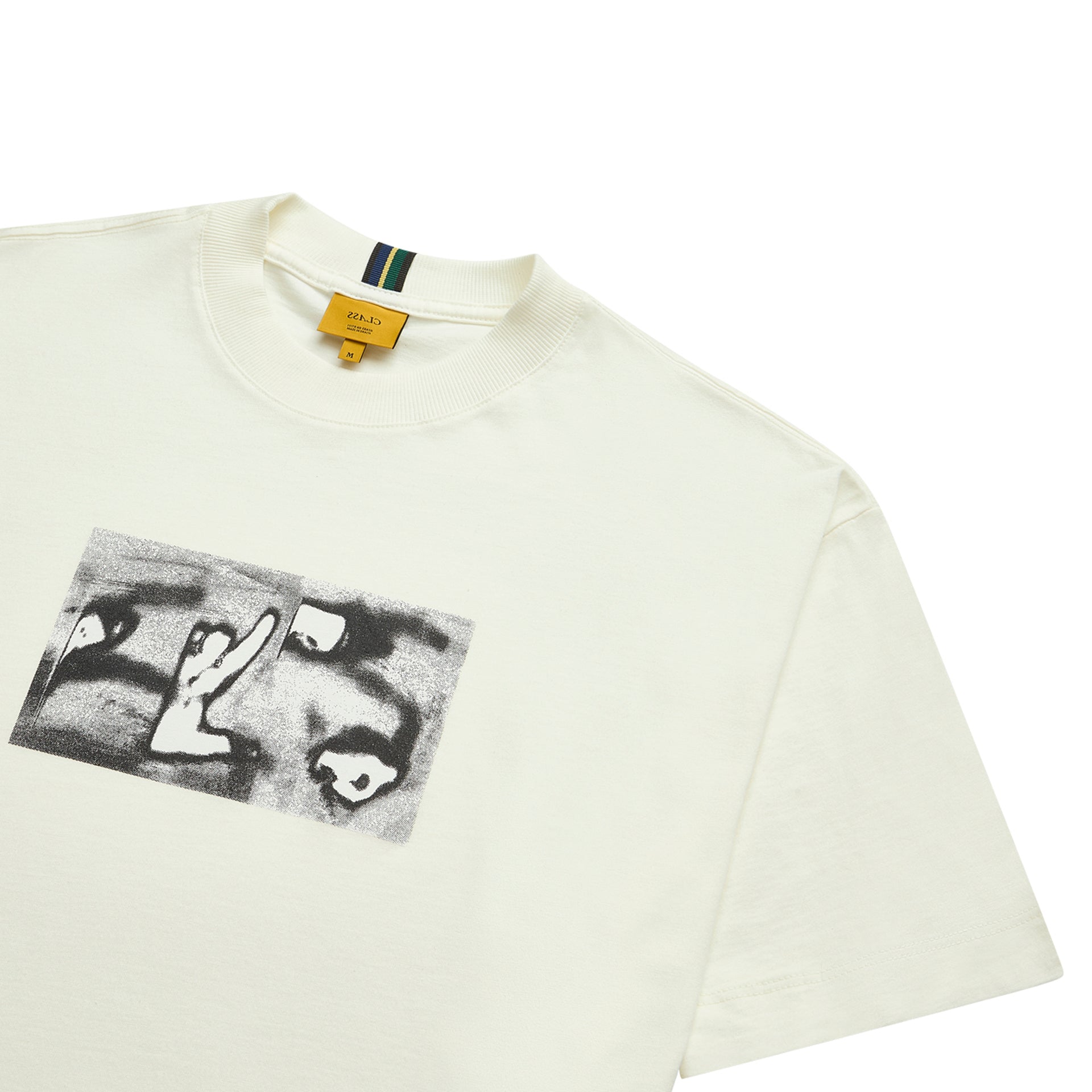 Camiseta off-white com estampa gráfica preta no peito e etiqueta na gola