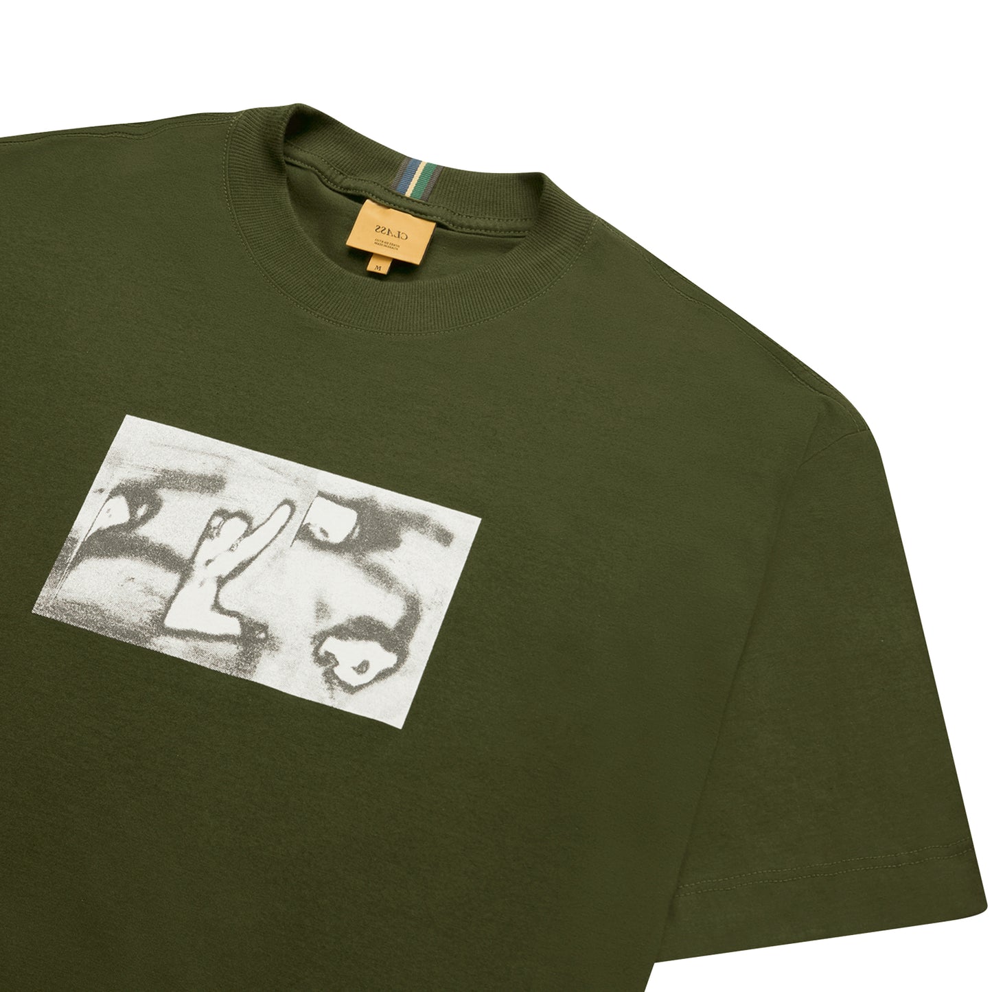Camiseta verde de manga curta com estampa retangular branca e preta no peito