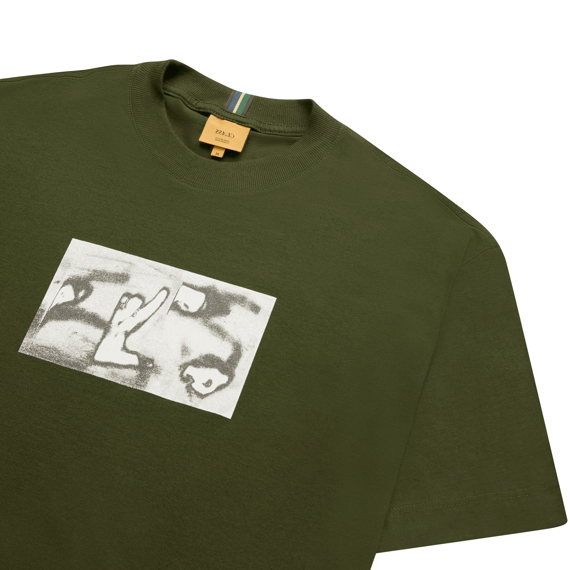 Camiseta verde de manga curta com estampa retangular branca e preta no peito