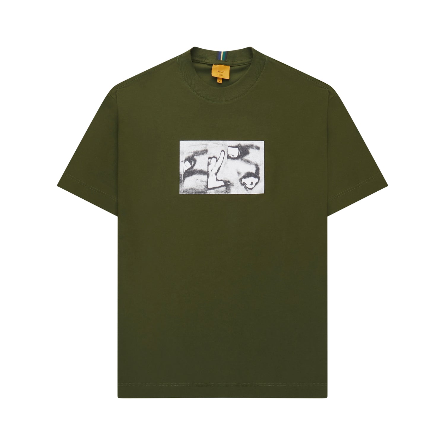 Camiseta verde de manga curta com estampa retangular no centro do peito