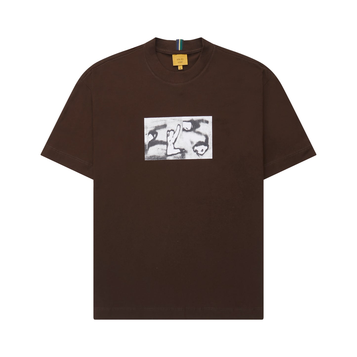 Camiseta marrom com estampa retangular P&B no peito